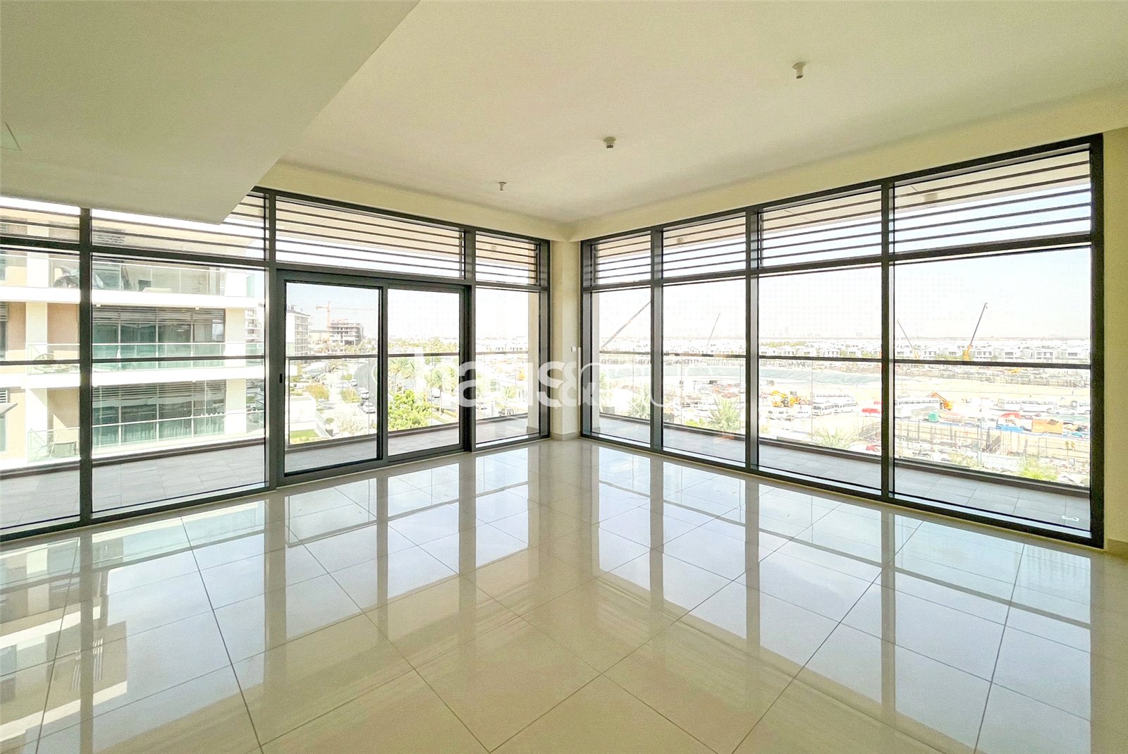 Corner unit | Vacant | Rare layout