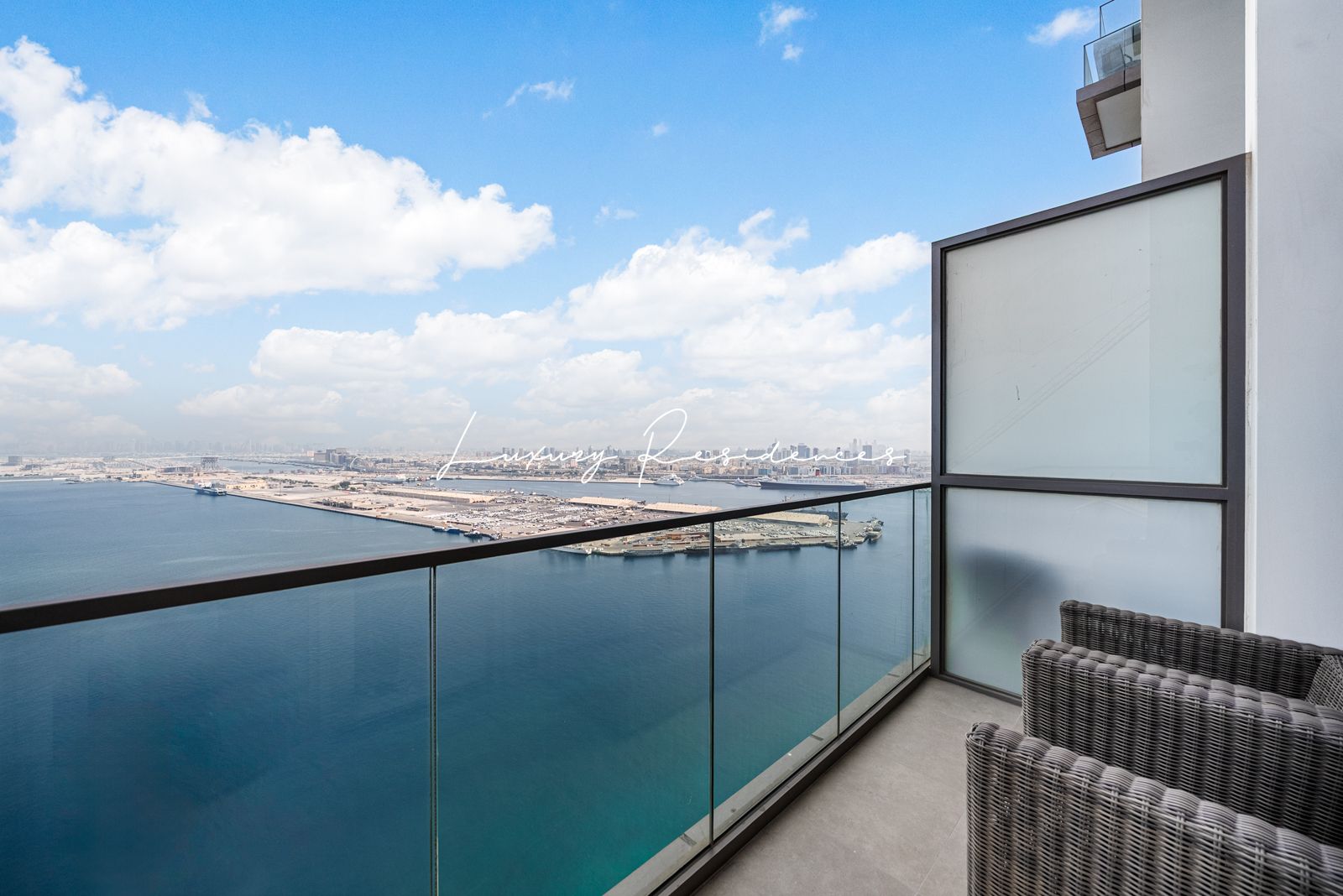 **Exquisite 2-bed Seafront Apartment | Sea Views**