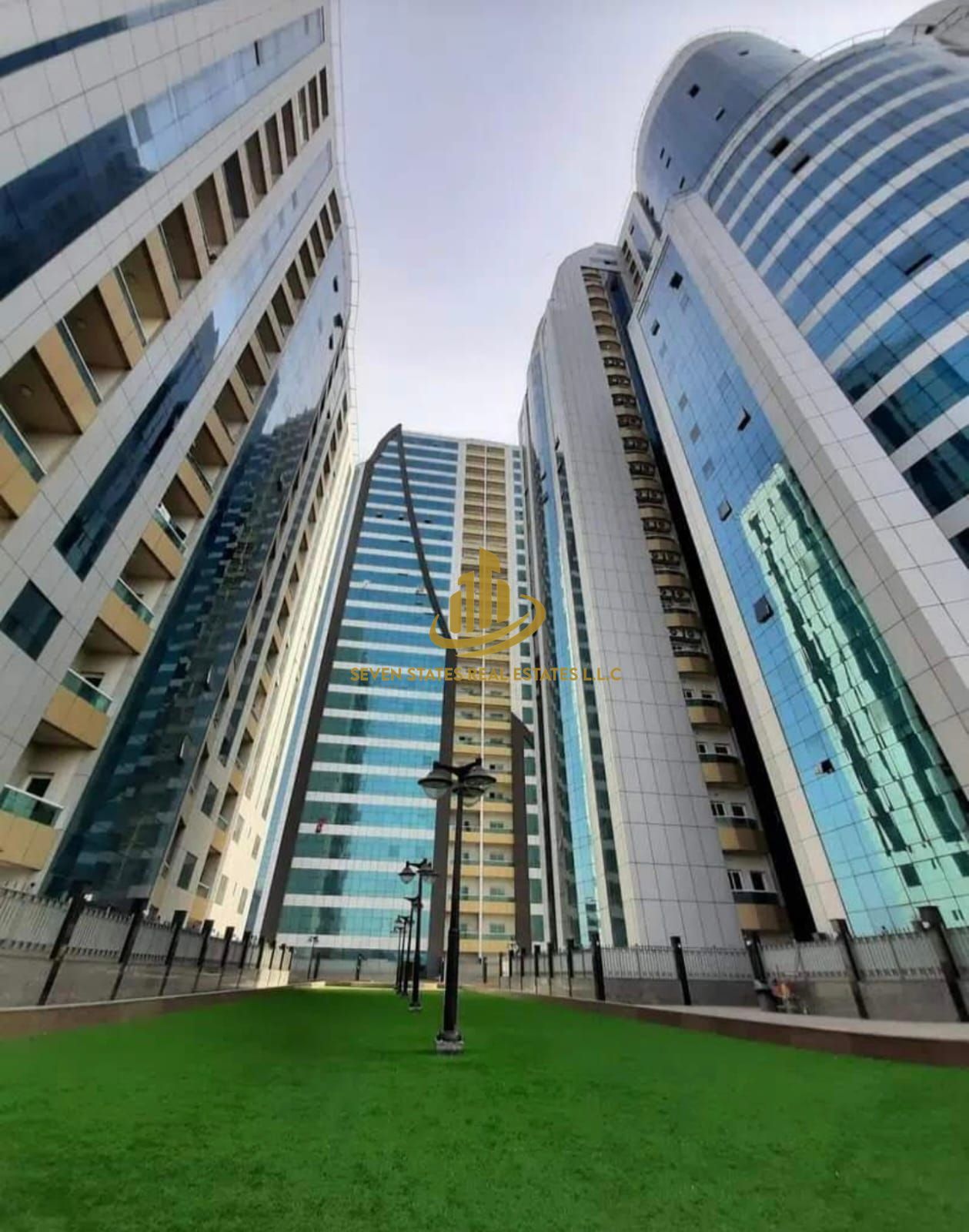 Fully furnished and decorated studio apartment with parking, gym, and swimming pool. Immediate occupancy with a 95,000 deposit