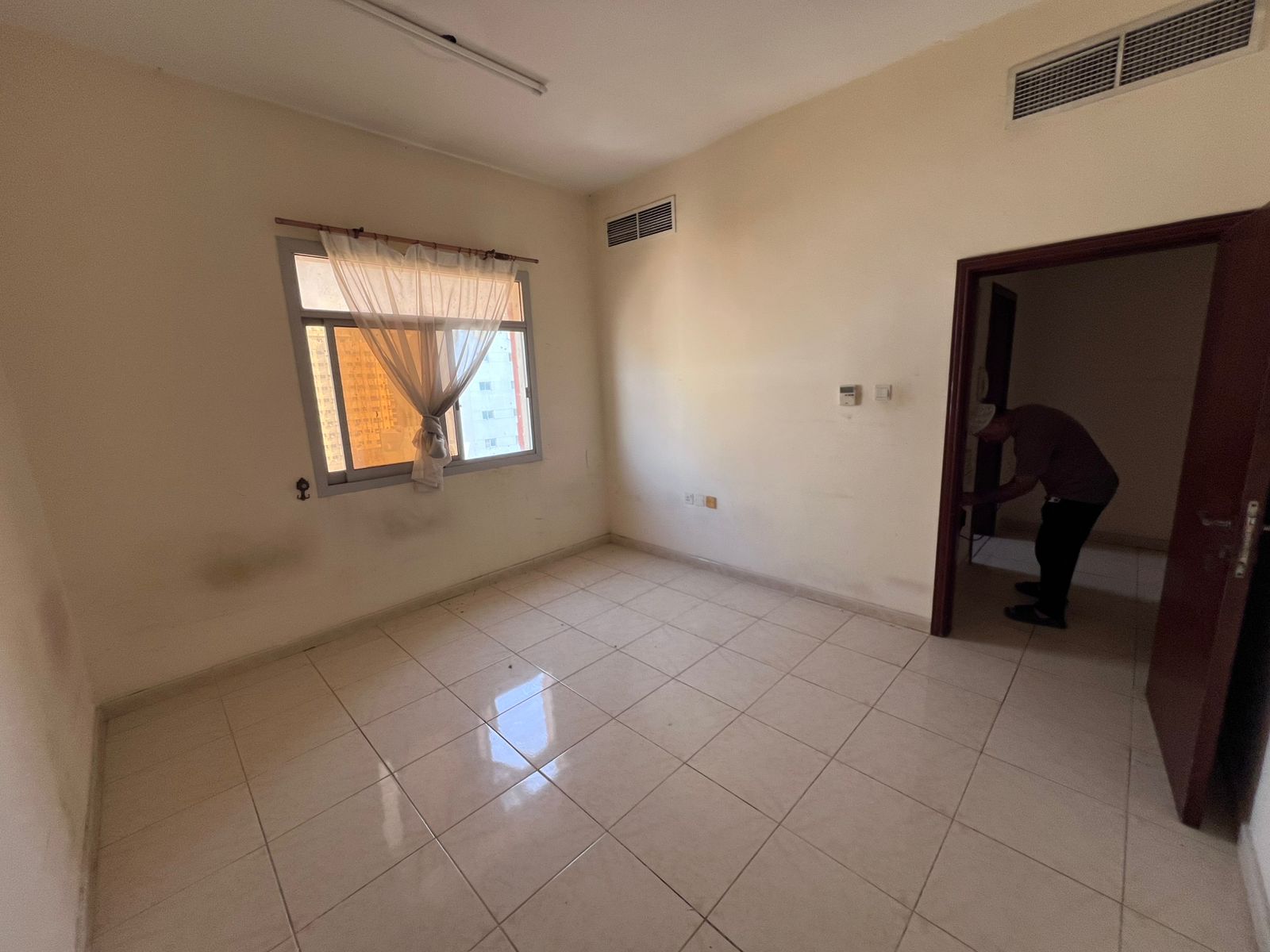 One-bedroom apartment with living room in Al Rashidiya, close to Ramada Hotel & Suites Ajman and Khalifa Street Central air conditioning Maintenance b