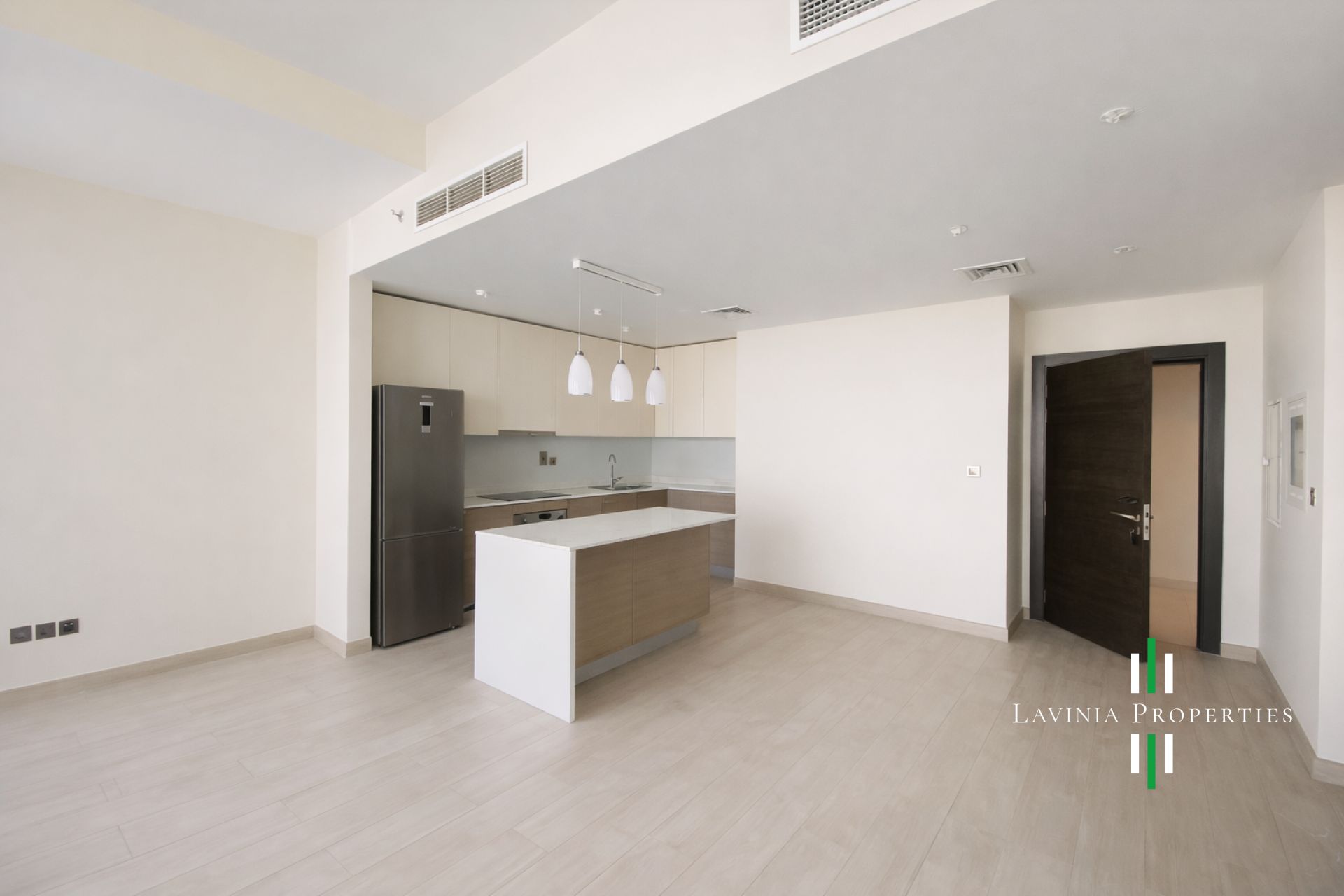 MODERN LARGE LIVING AREA | FULLY EQUIPPED KITCHEN