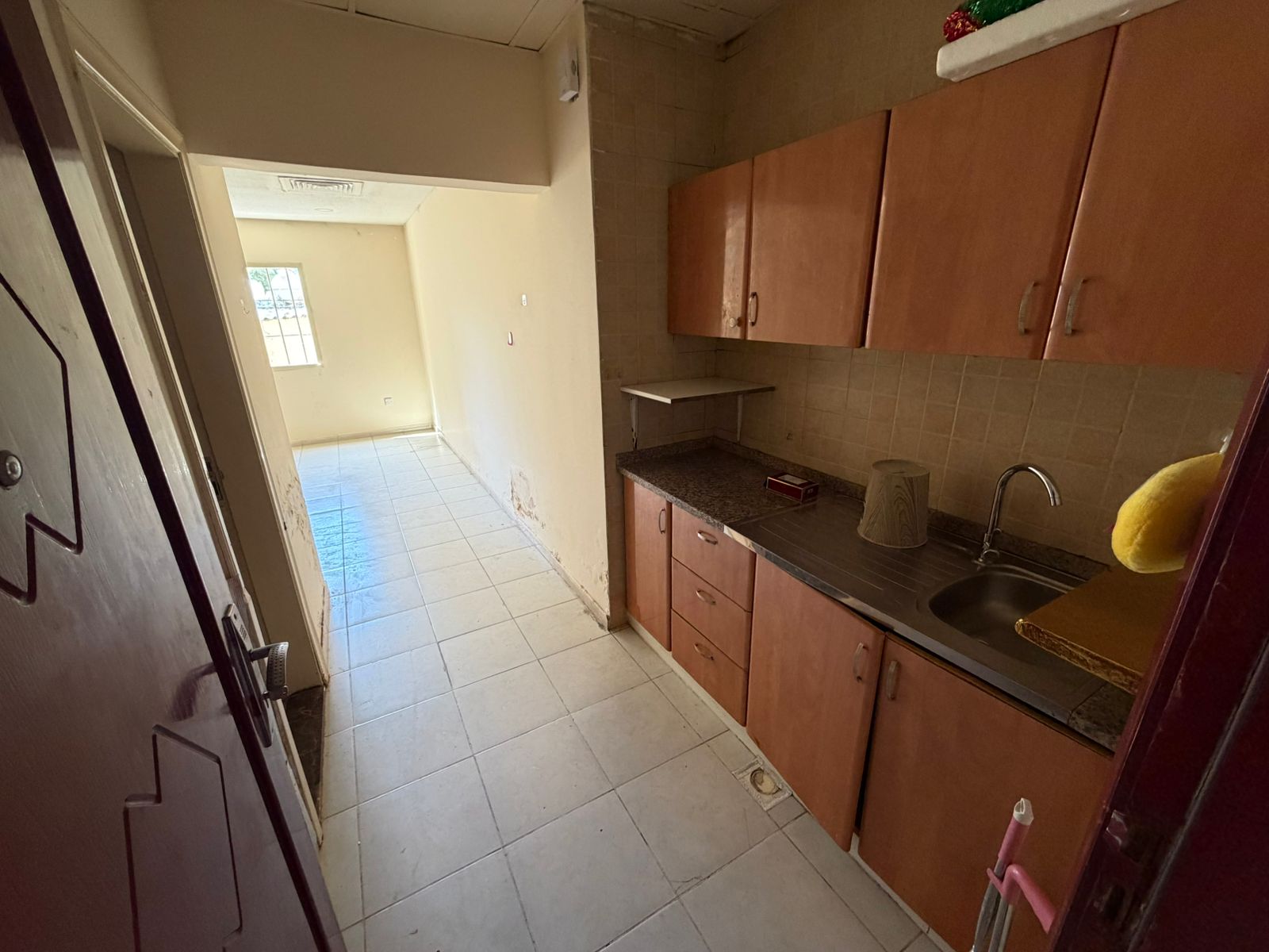 Spacious studio apartment for annual rent in Ajman – Al Rashidiya, near Ladies Park Affordable price in a prime location Very large area Semi-separ