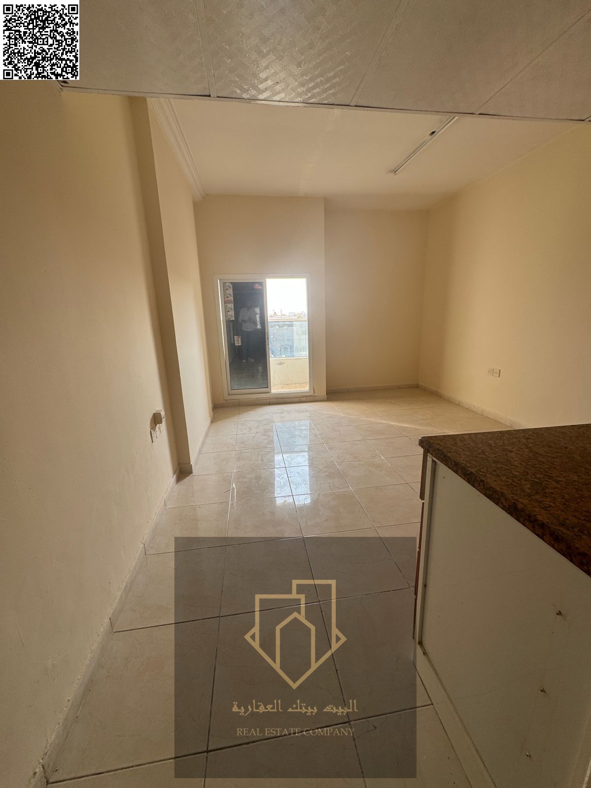 Studio with balcony and excellent space, central AC, prime location near essential services, secured with a non-refundable check.