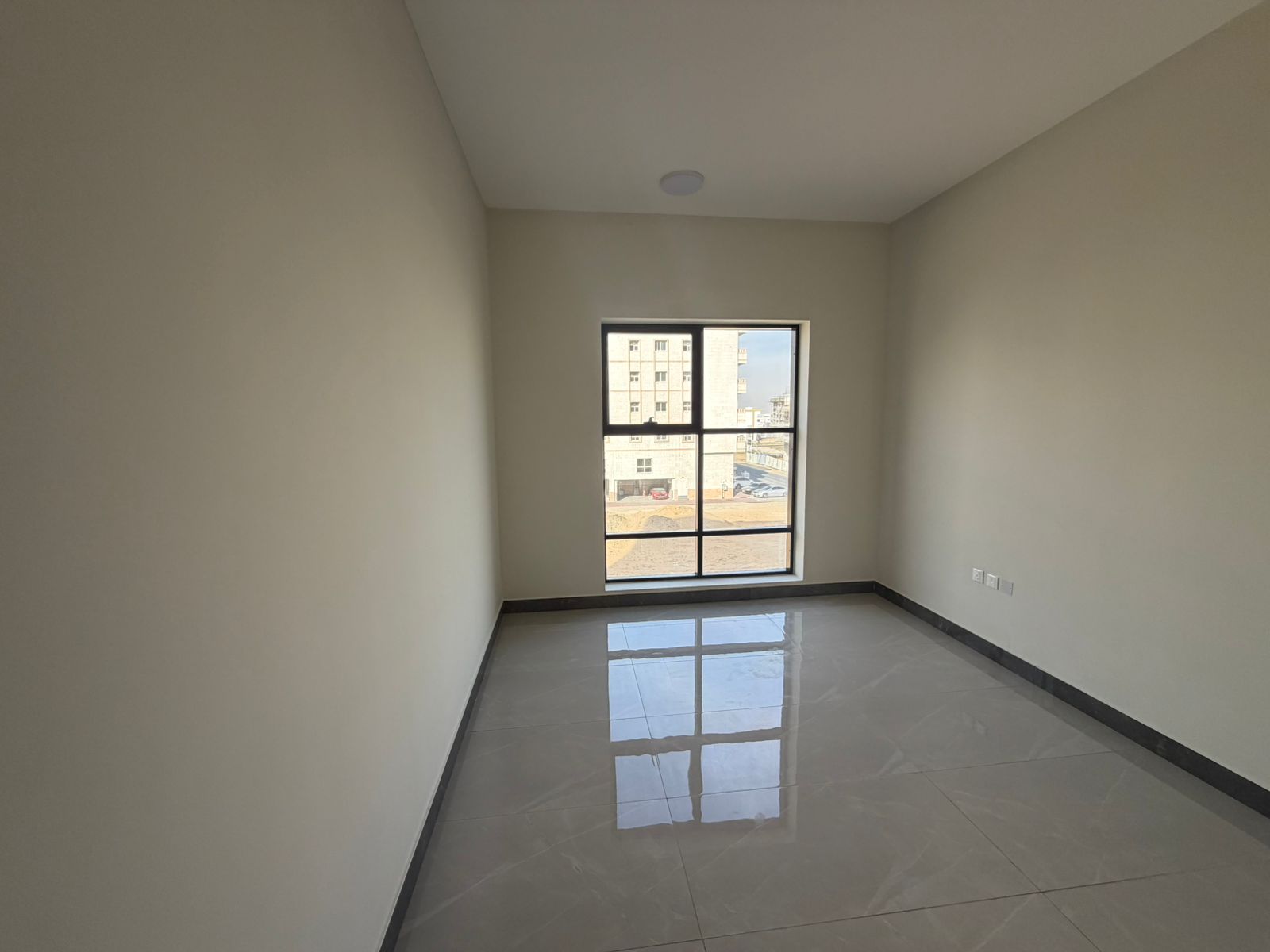 One-bedroom apartment with living room in Al Rawda, behind Al Hamidiya Police Station Central air conditioning Free maintenance Close to the exit to S