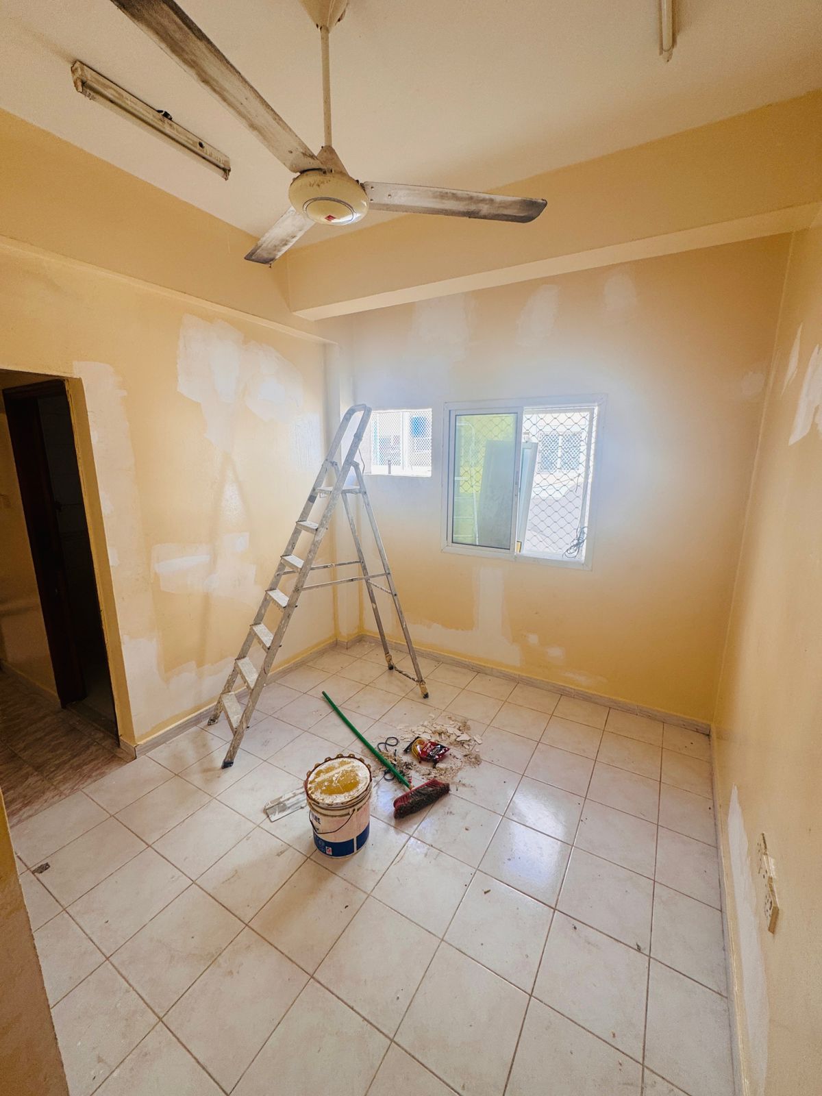 Lowest price for a ground floor apartment with one bedroom and a living room in Rawda 3, near Sheikh Ammar Street, at a special price.
