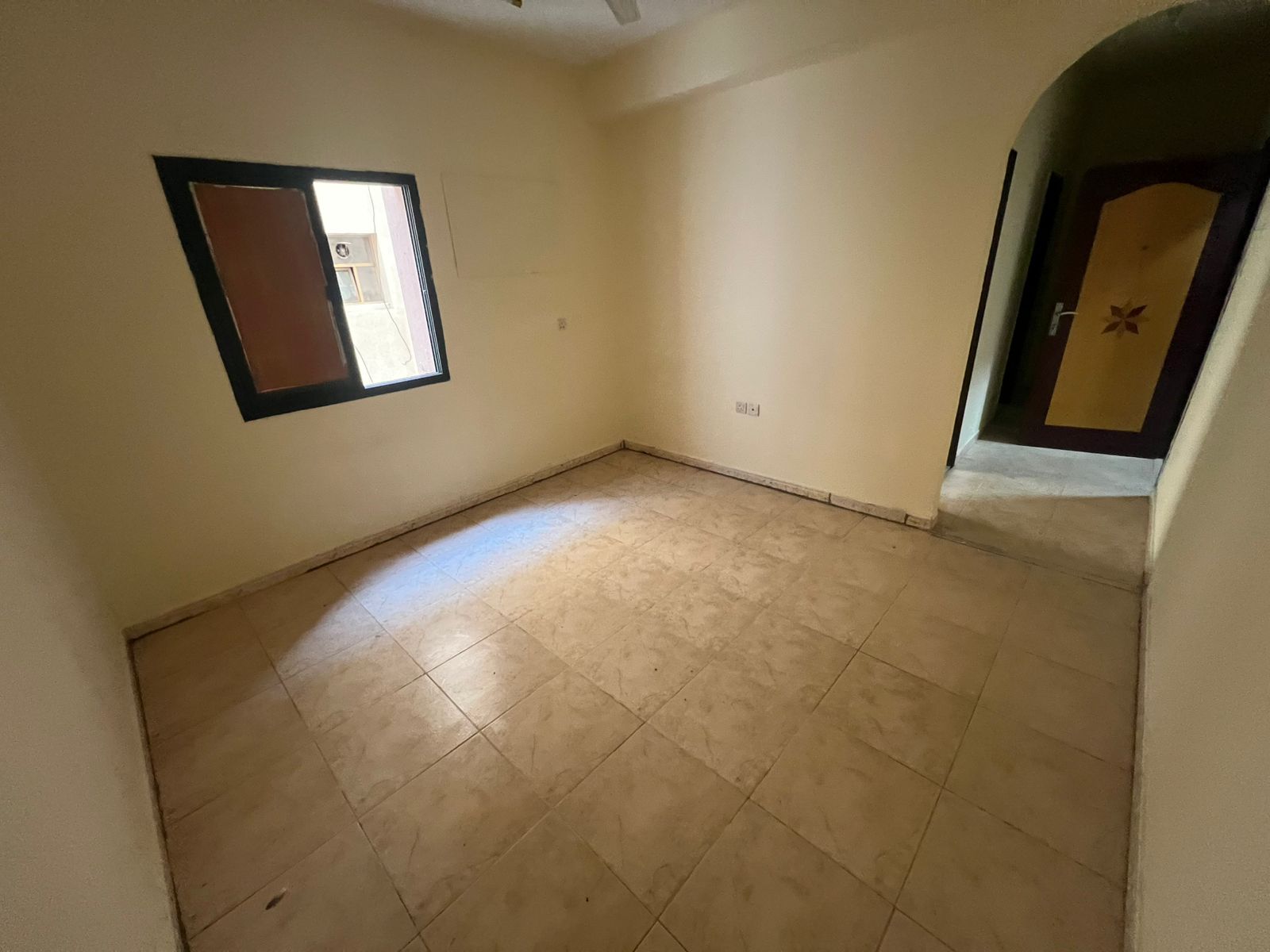 One-bedroom apartment for annual rent in Ajman – Al Rashidiya 1, near Nesto and the fish market. Balcony with a vie
