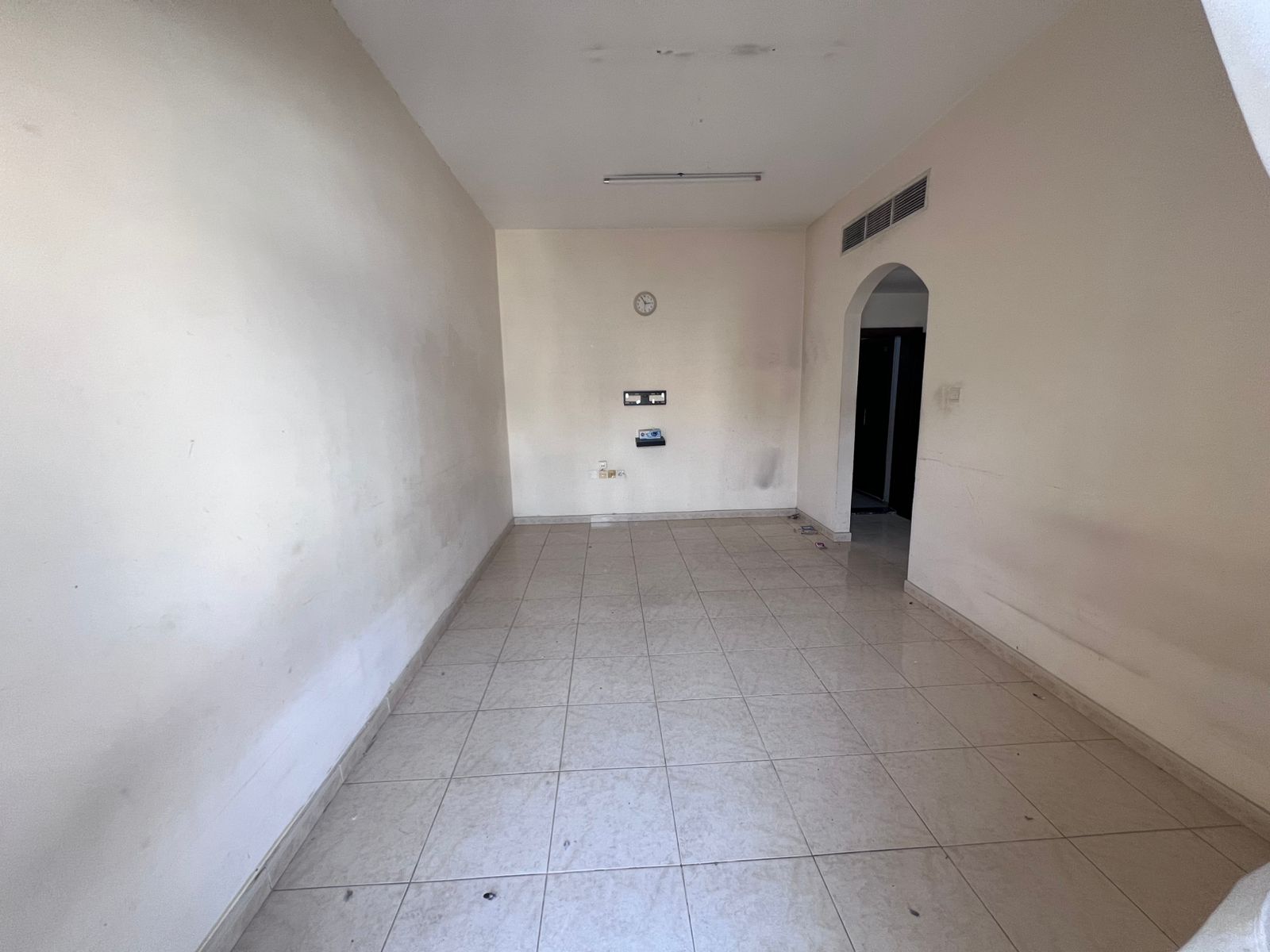 A practical apartment with a good size and excellent layout, with maintenance provided by the owner and central air conditioning, located in a lively