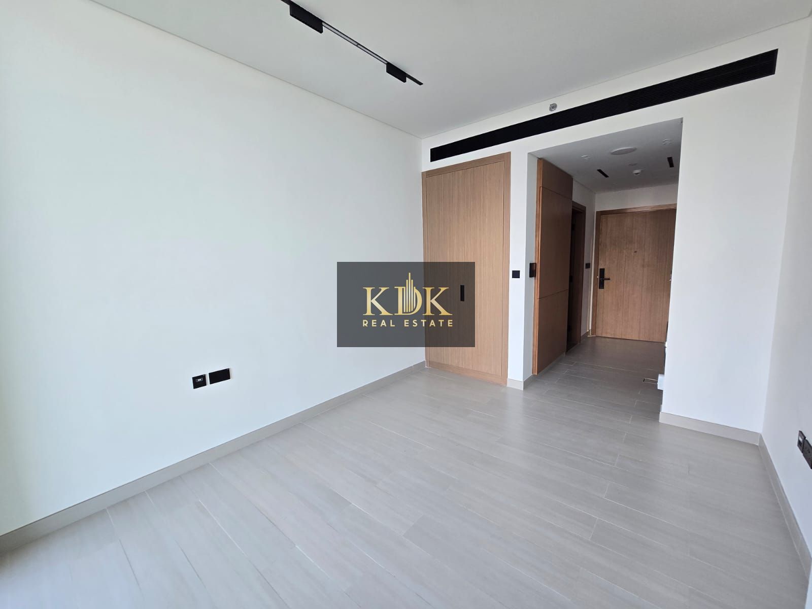 Prime Location | Fitted Kitchen | Ready To Move