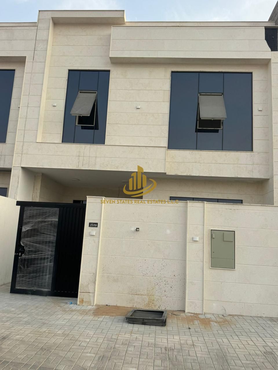 A ready-to-move-in townhouse villa with 5 bedrooms, a majlis, a living room, and a rooftop terrace in Al-Haliyo. A unique opportunity and prime locati