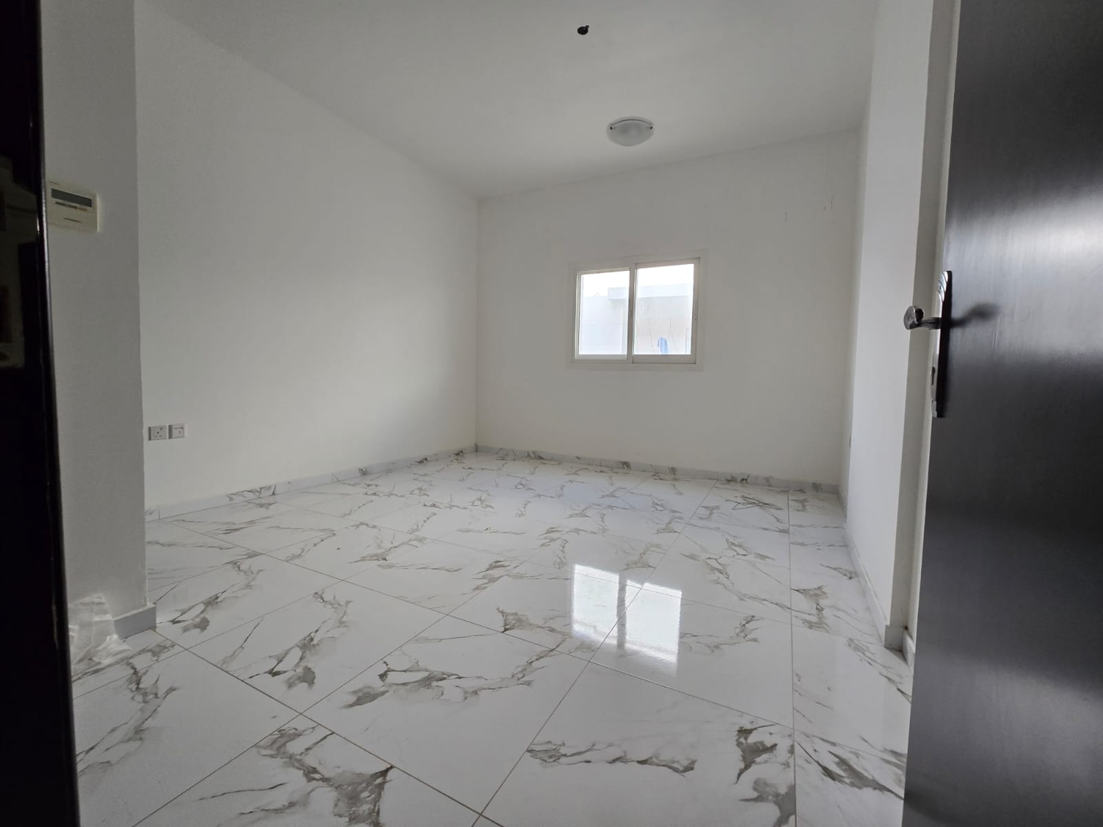 One bedroom and living room apartment in Al Rashidiya, next to the Ladies' Park, near Al Safir Mall. Two bathrooms. Built-in wardrobes. Balcony. Card
