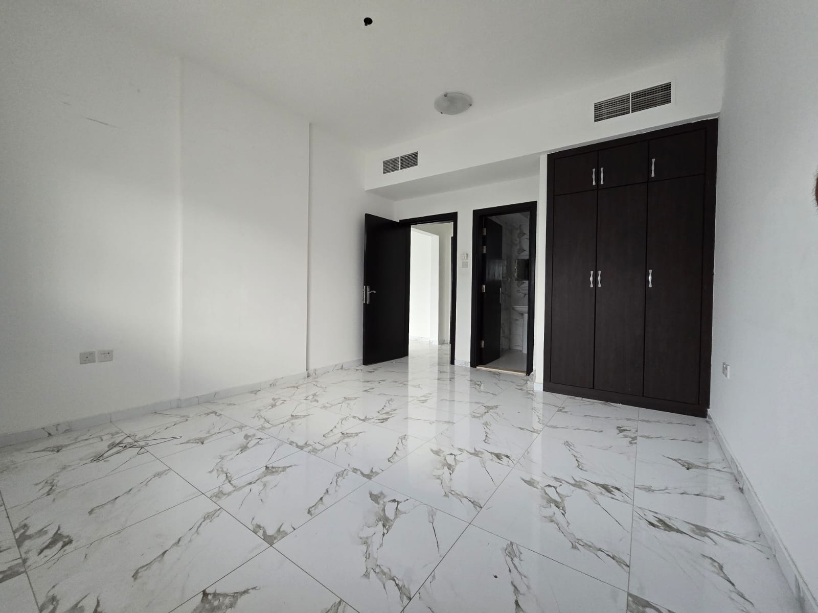 Beautiful apartments with the finest finishes - 1 bedroom, living room, 2 bathrooms, built-in wardrobes, balcony - Card access system - Families only