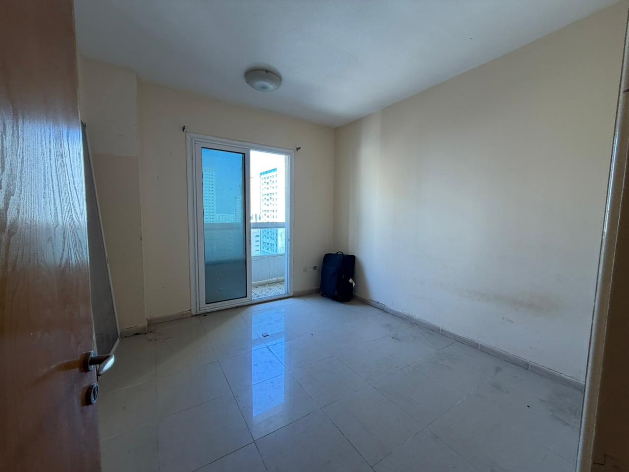 Very spacious apartment with excellent finishing and a lovely view of Al Khan Street. Prime location near all services and close to the Dubai exit.