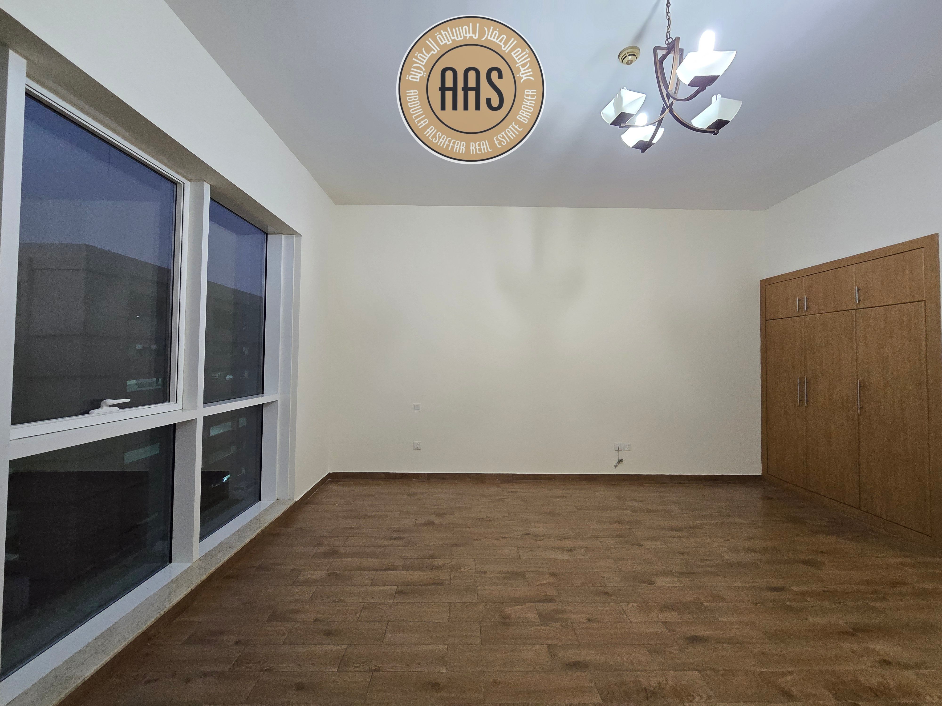 Elegant Studio Flat with Wardrobes & Open Layout