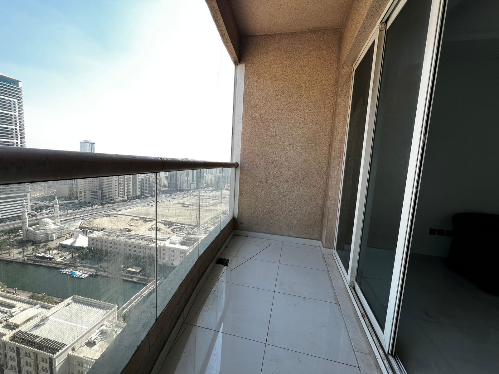 Owner AC, parking, gym, pool, wardrobes, sea view