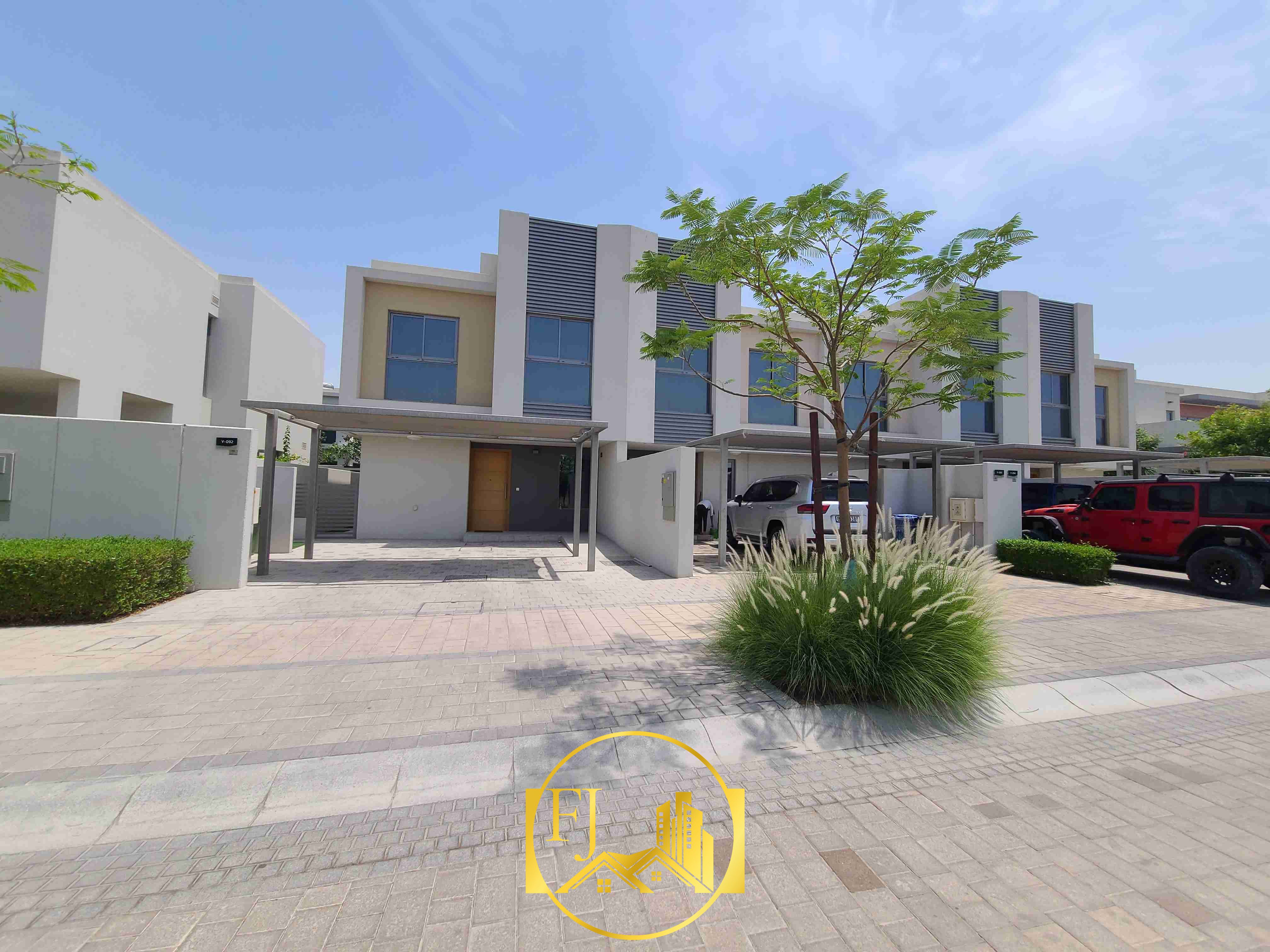 3 Bedroom Townhouse |Freehold |End/ Corner Unit| Close to clubhouse