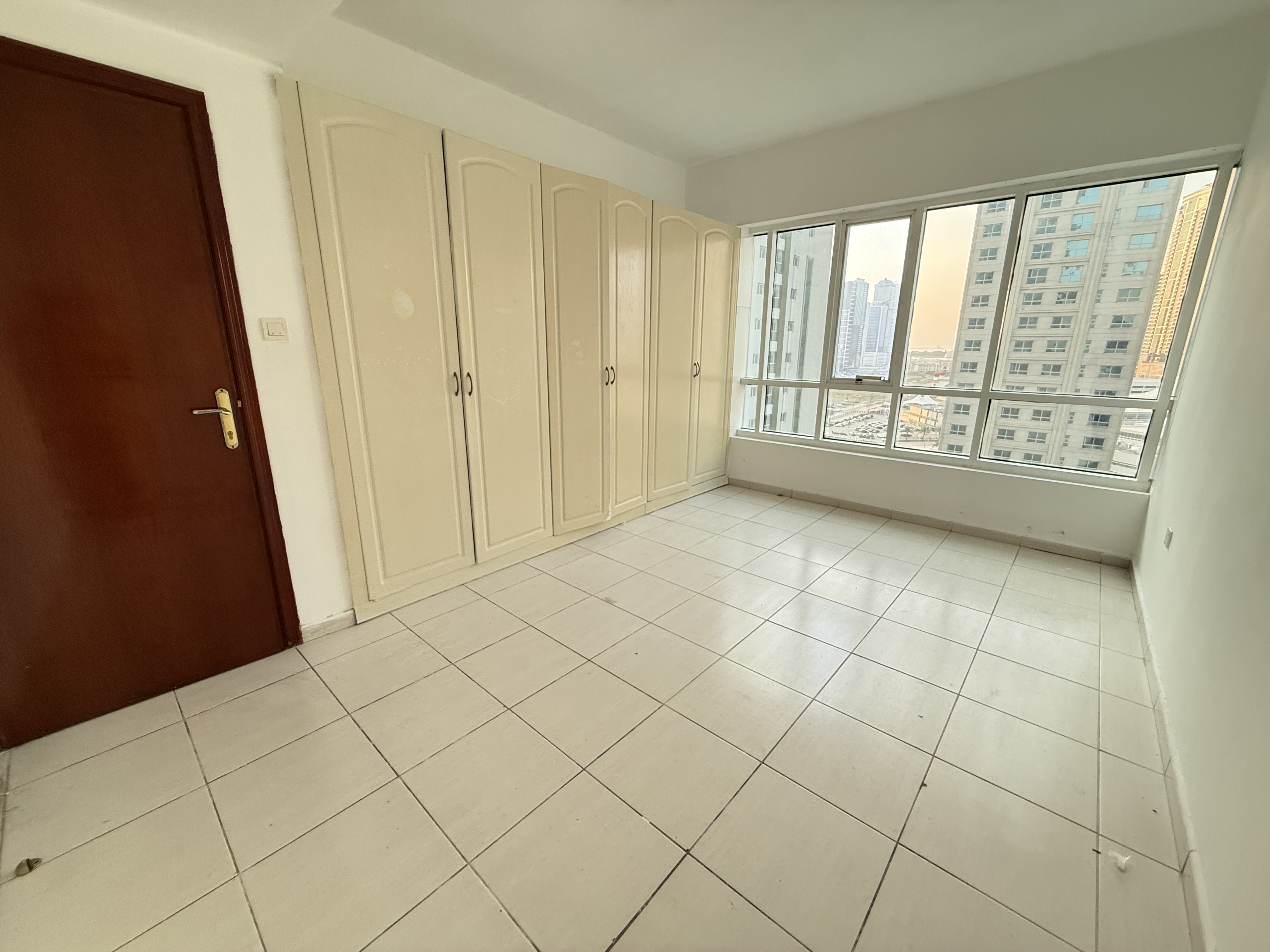 Hot offer huge living dining hall bright balcony master bedroom wardrobe