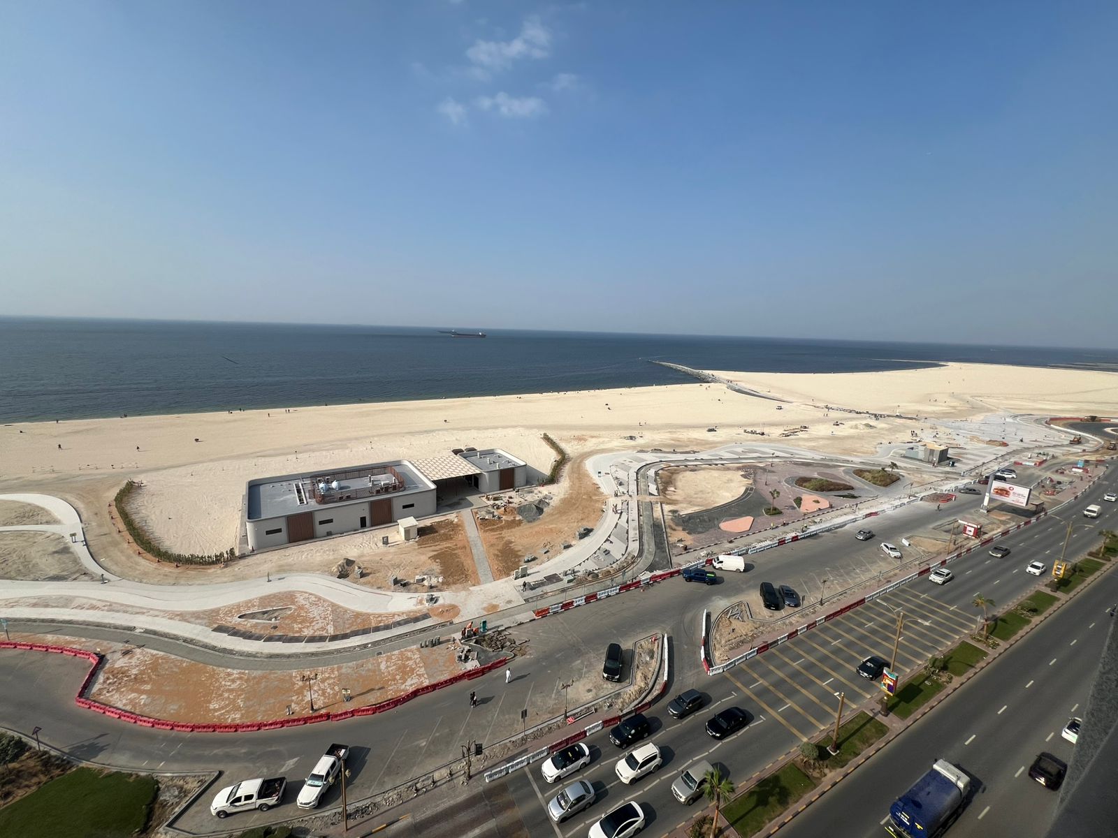 Three bedrooms and a living room with a direct sea view on Ajman Corniche, luxurious finishing and spacious.