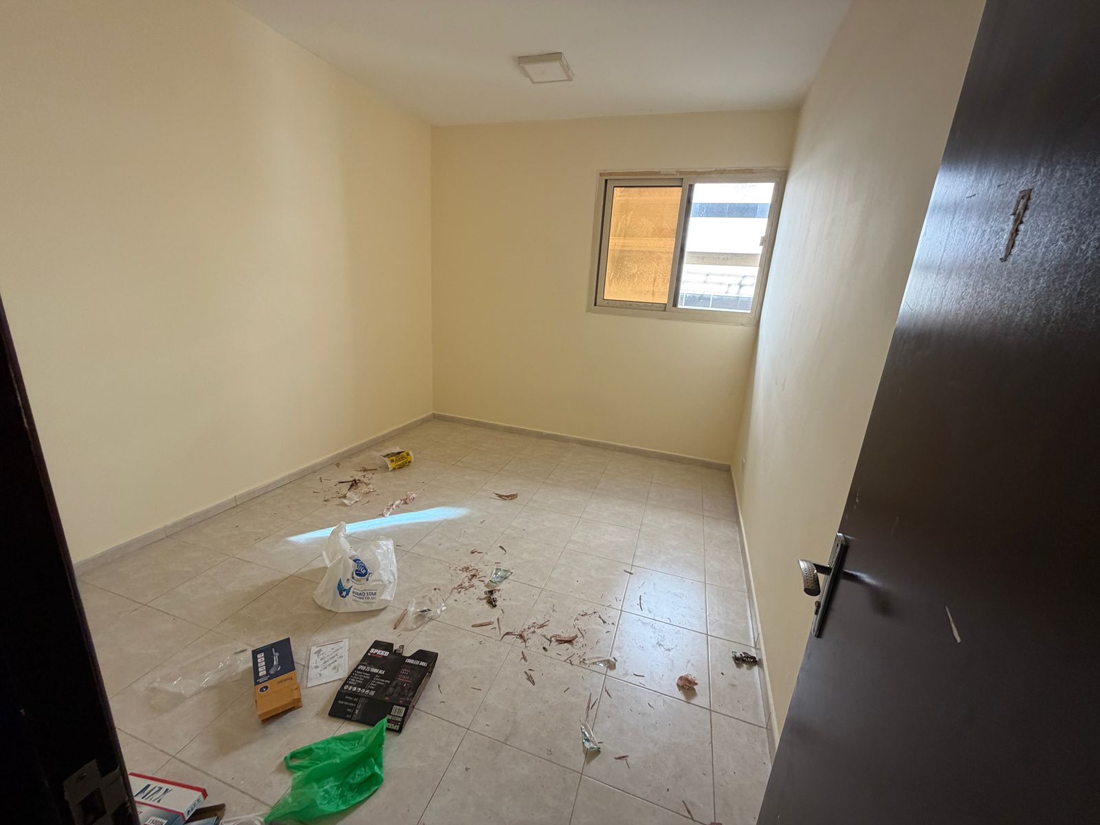 For annual rent: Two-bedroom apartment with a separate living room, excellent layout, large area, and excellent maintenance.