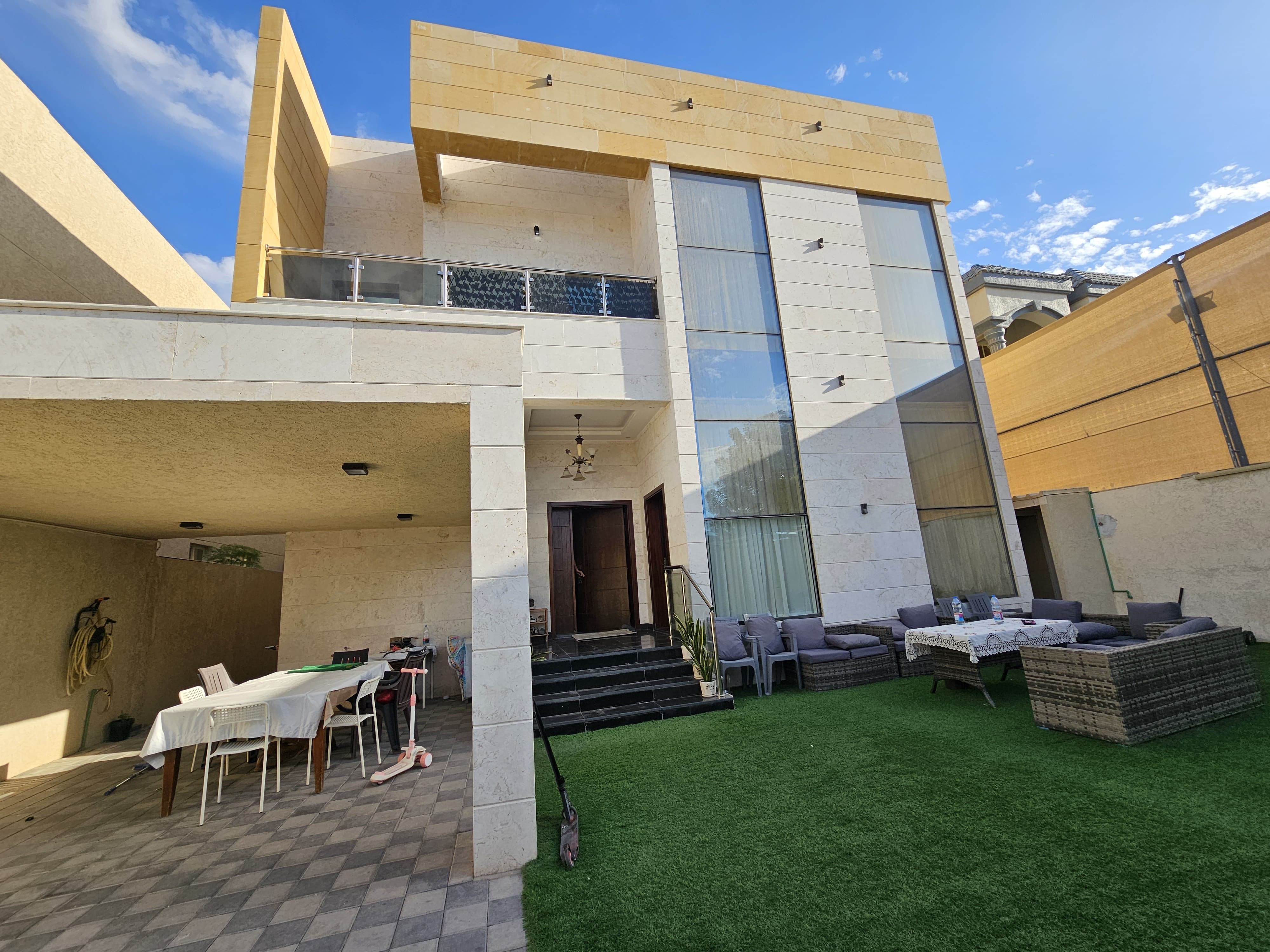 Villa for sale in Al Mowaihat 3, 5000 sqft, 5 bedrooms, 2 halls, 2 large kitchens, maid room, central AC, 2,500,000 AED