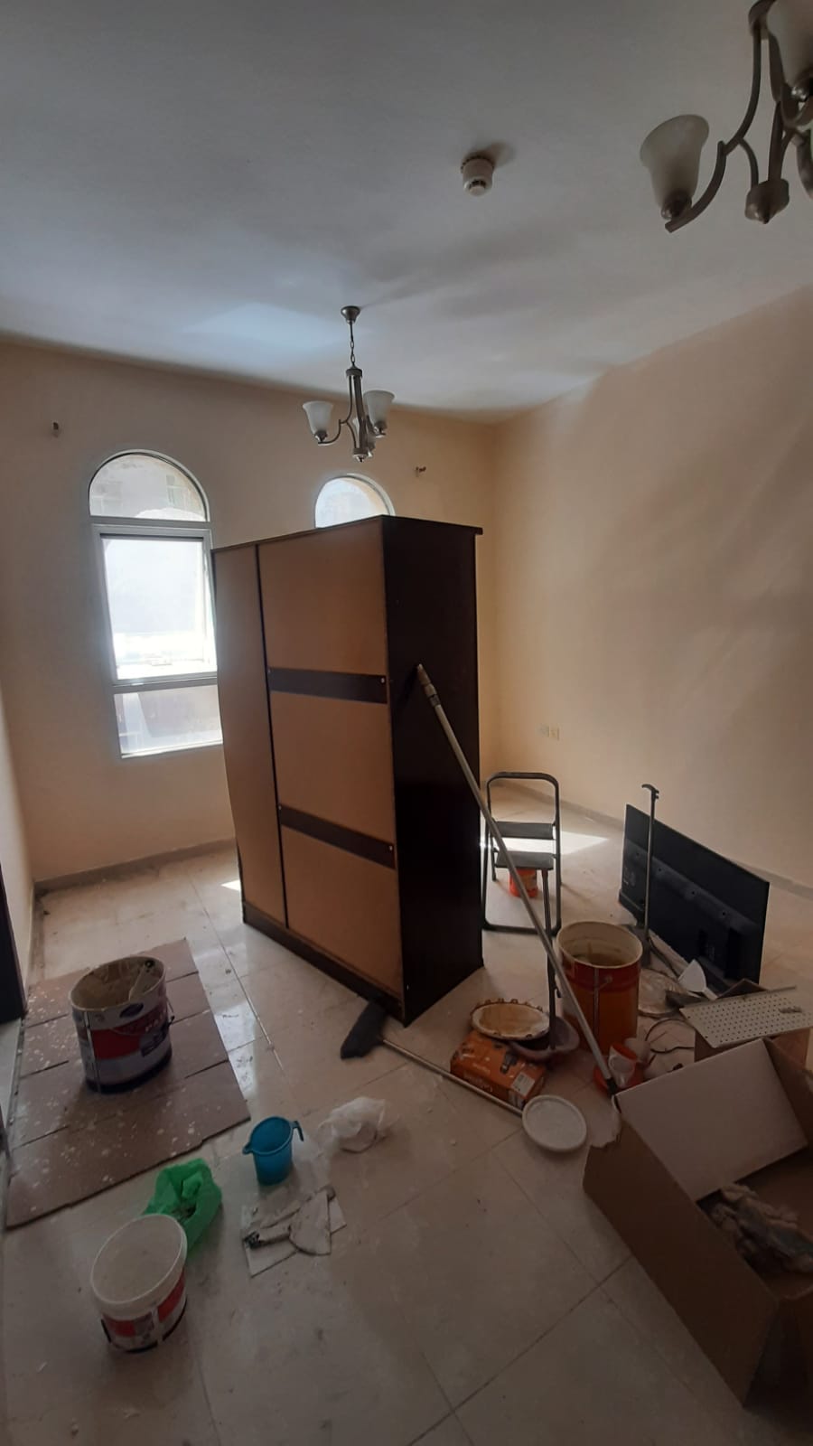 Family studio for rent in Al Boutina, Sharjah. Central AC, suitable for a small family, close to all services and shopping centers.