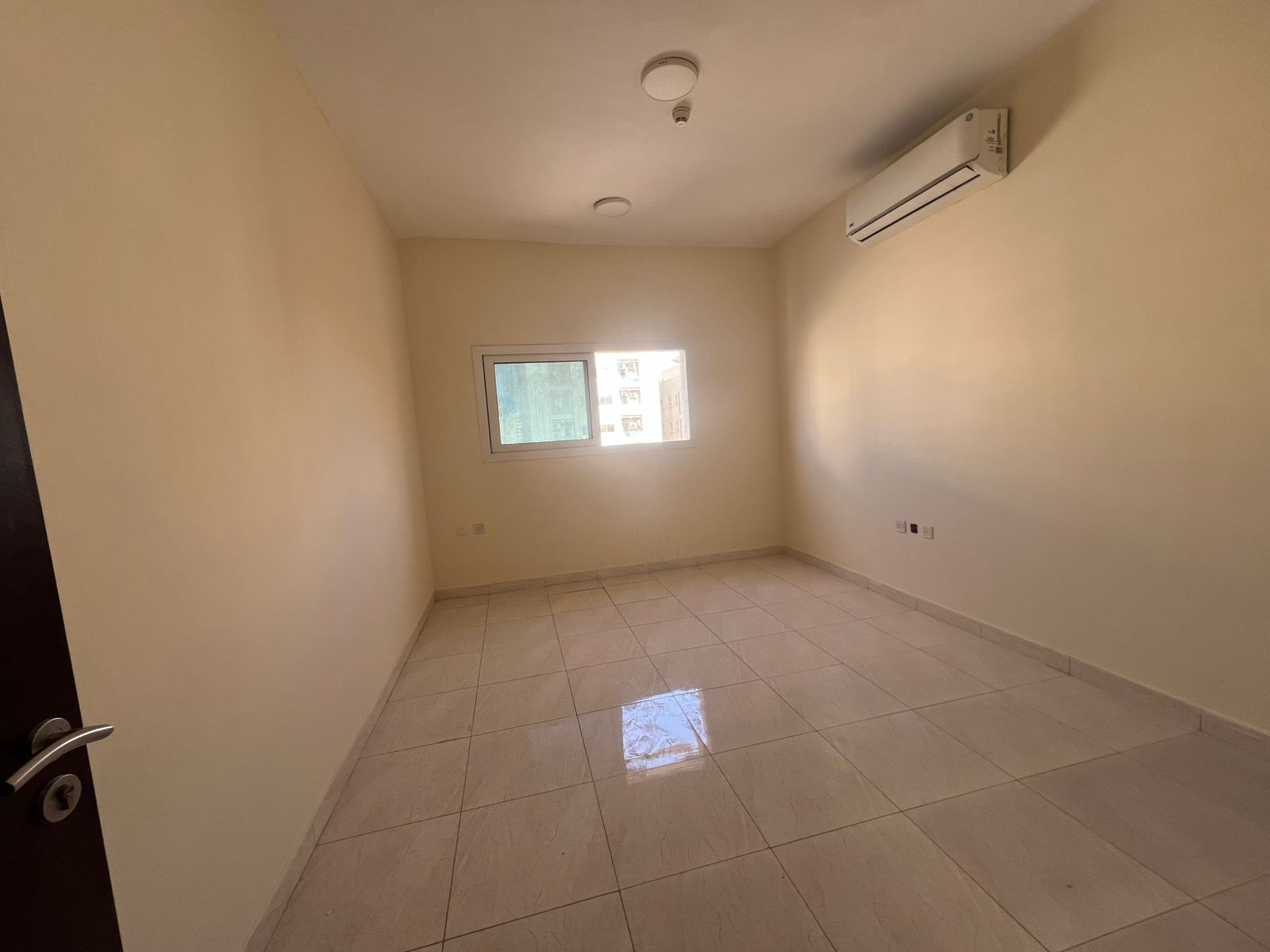 One bedroom and living room, second occupancy / High-end finishing and attractive price / Ideal location close to all services and amenities