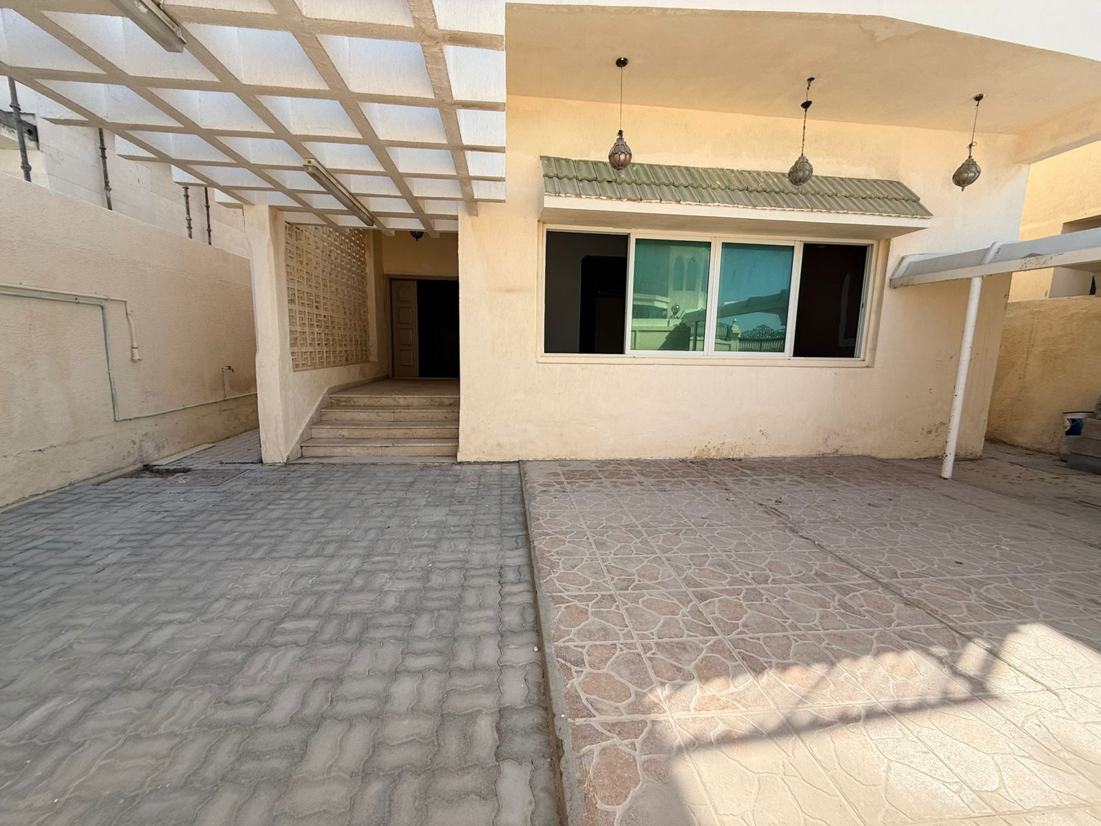 4-bedroom villa with large majlis, 5 bathrooms, balconies with sea view, maid’s room, covered roof. Price: AED 105,000. Close to all services.