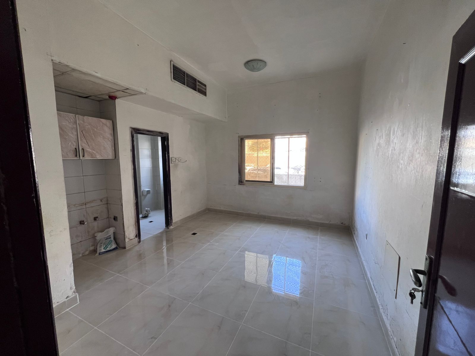 Lowest price for a ground floor studio apartment with central air conditioning in Al Nuaimiya 2, a steal at 16,000 AED, in a new building.