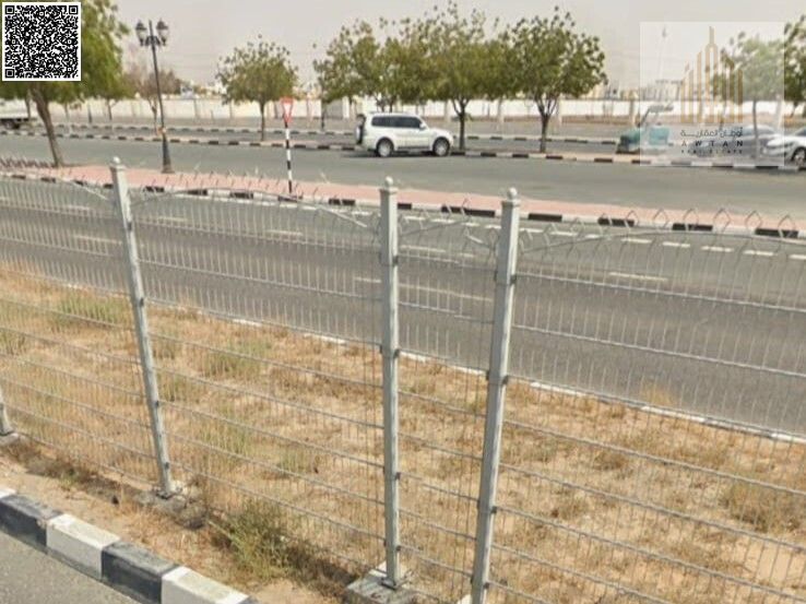 Excellent investment opportunity: commercial land in a prime location.