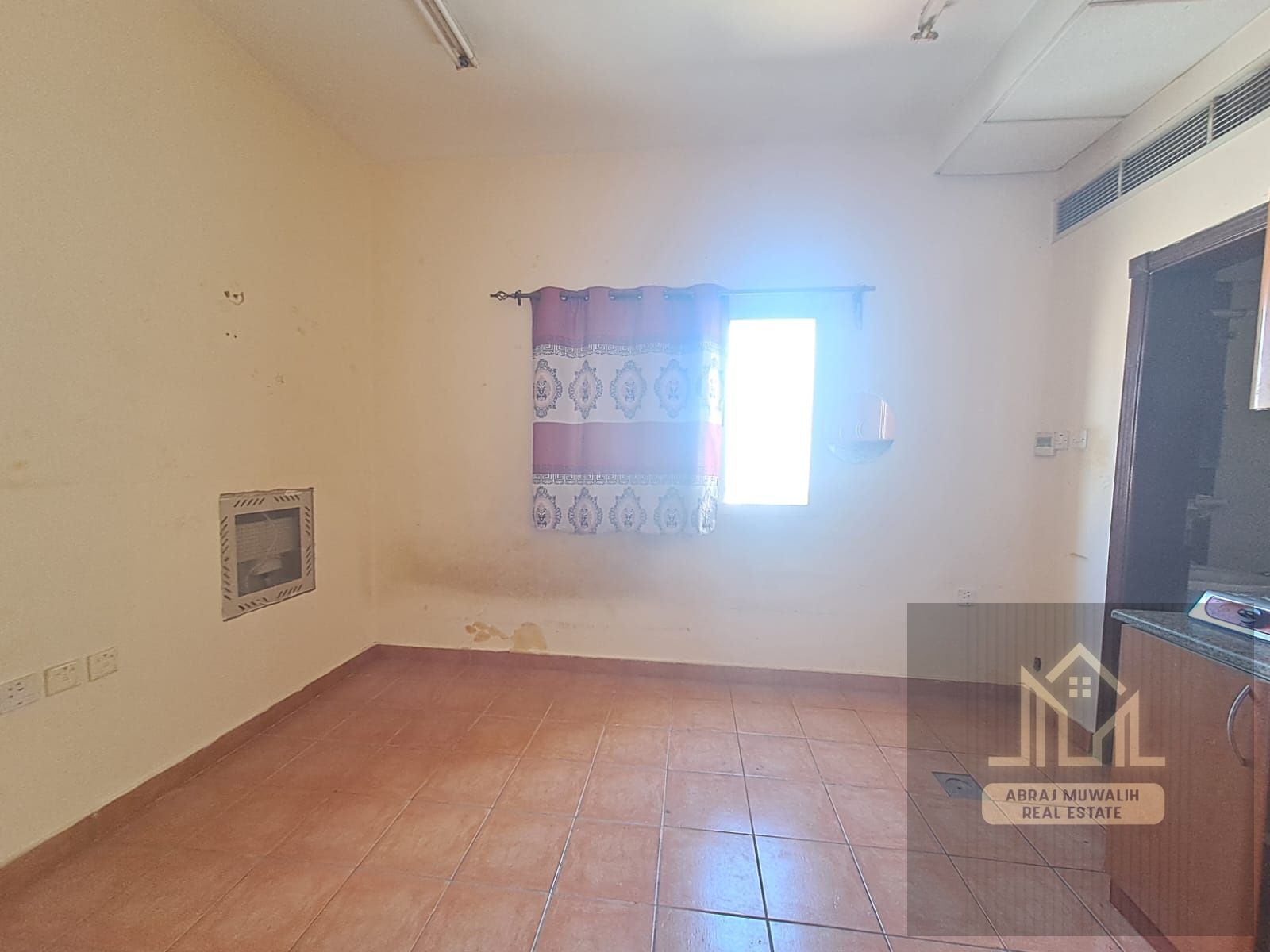 Ready to move apartment available prime location near safari Mall