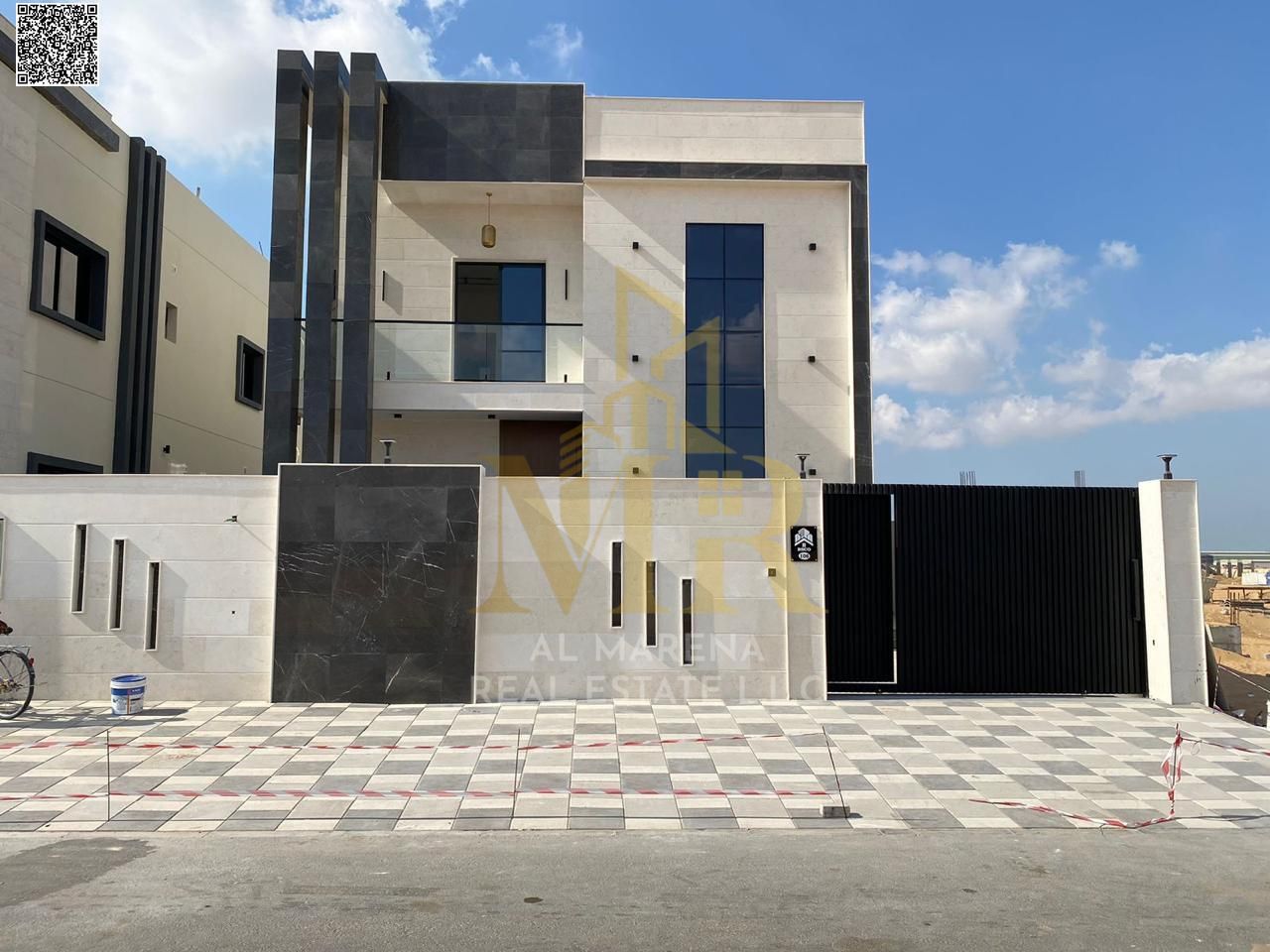 A villa with a price including registration and ownership fees on the main street, ready to move in, in the most prestigious areas of Ajman. Freehold