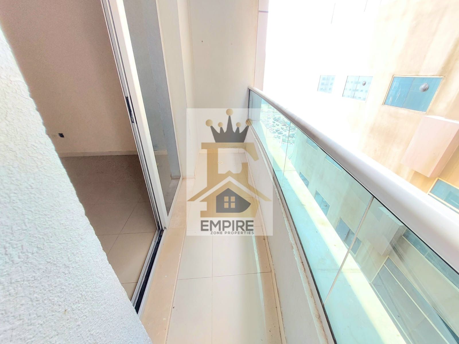 Hot offer,,spacious living 1br with balcony bright on road