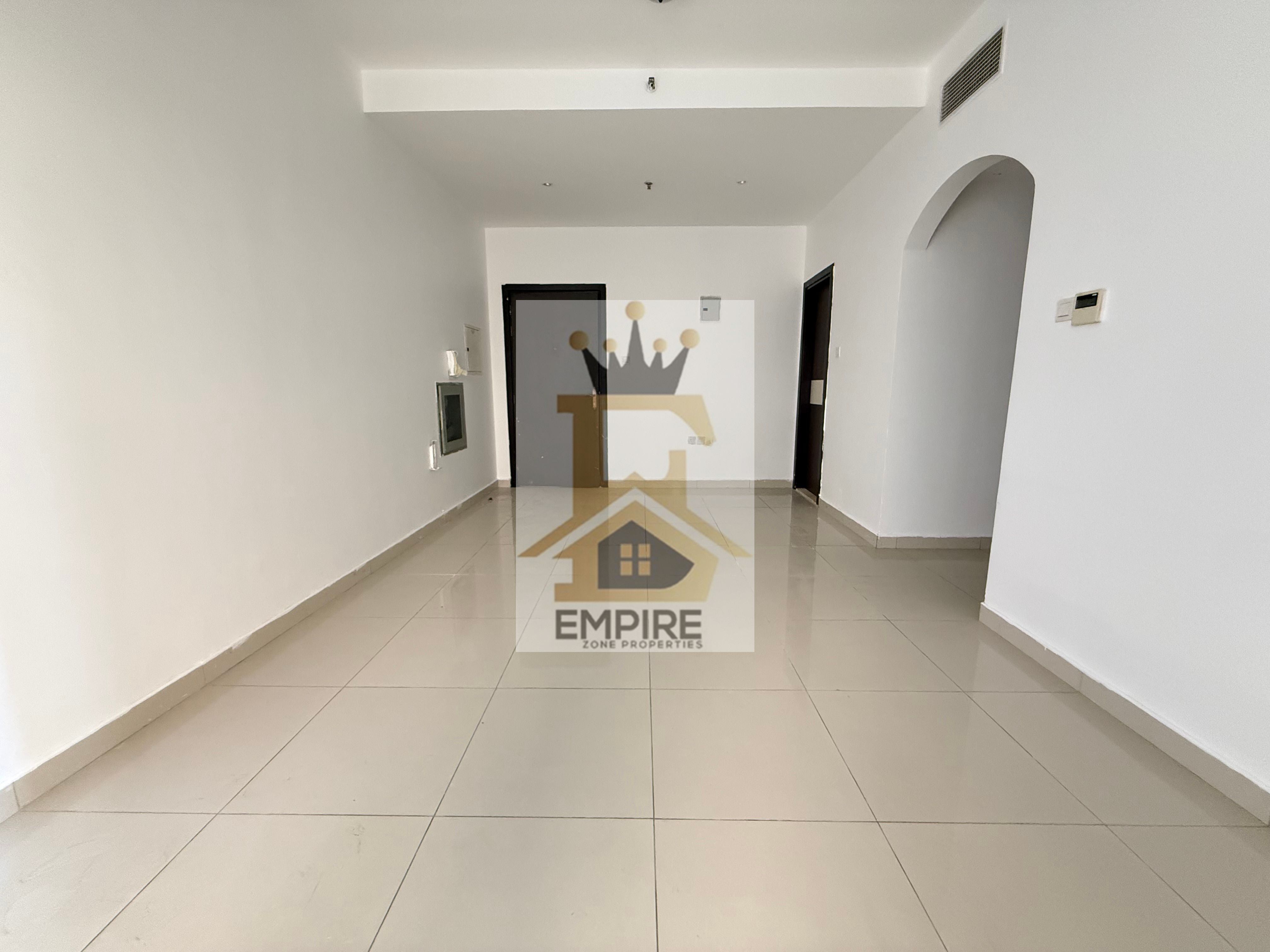 Free parking. Close to Dubai. Master bedroom