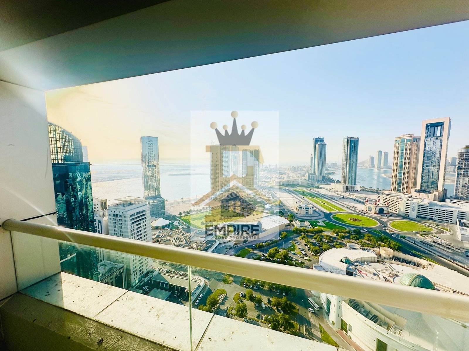 Bright apartment with maidroom with sea view. Gym and pool kids play area