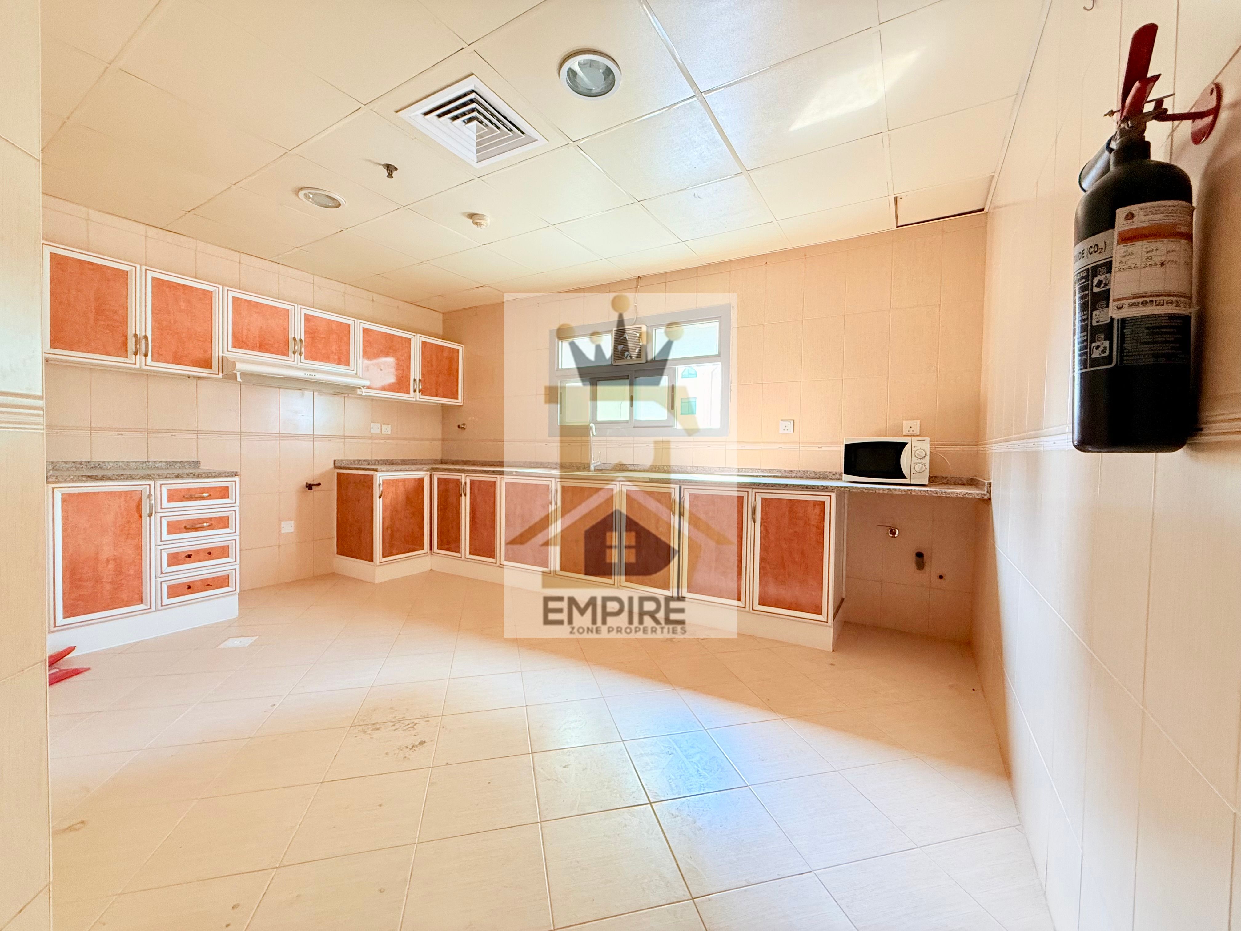 Amazing bright apartment with species kitchen free parking easy exit to Dubai