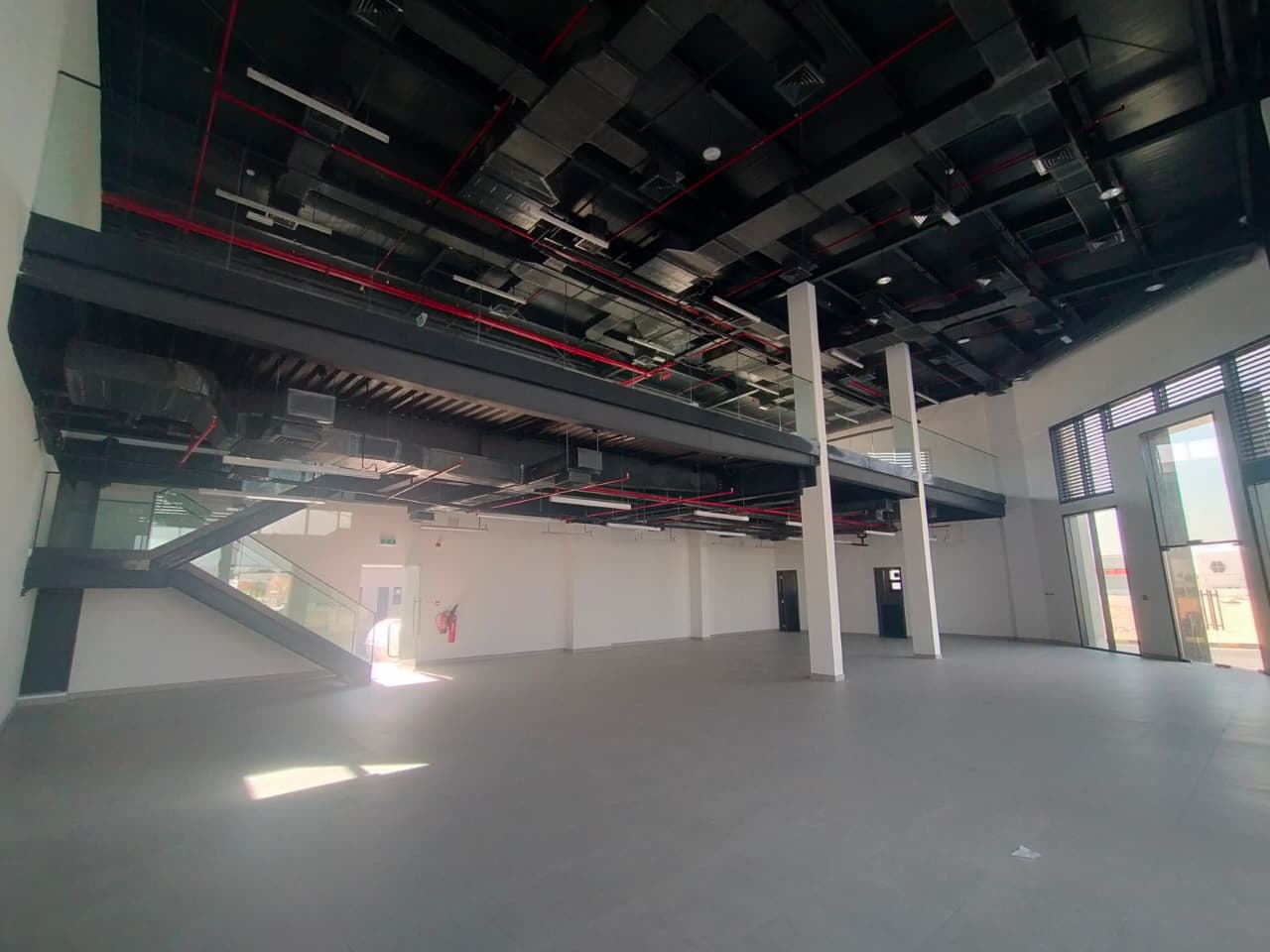 Excellent showroom for rent, 5050 sq ft, in Sharjah Industrial Area 18
