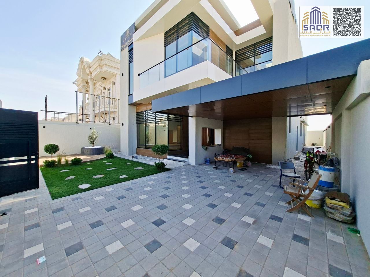 Luxury residential/commercial villa, fully furnished with electricity, water, and air conditioning. Negotiable price. Freehold ownership for all natio
