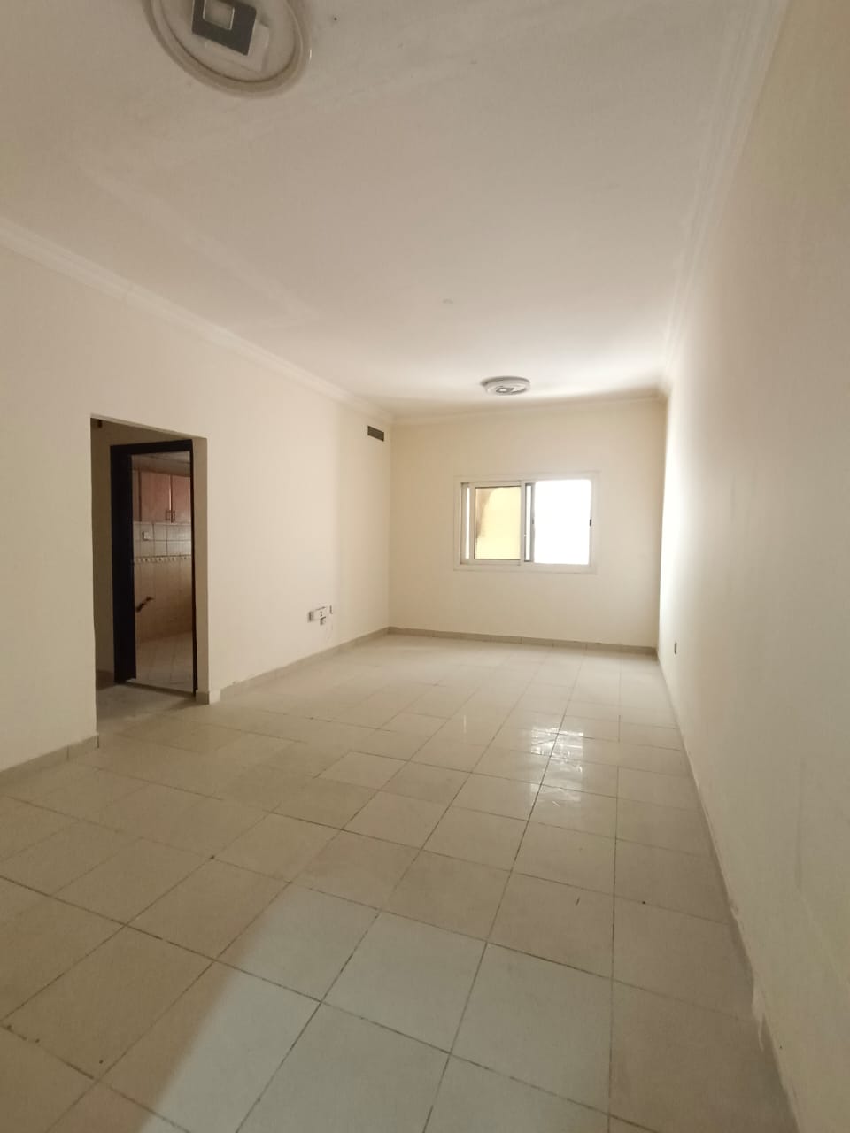 Apartment for rent in Muwaileh area - Sharjah Very prime location right next to the school area and Muwaileh bus station, with all services near