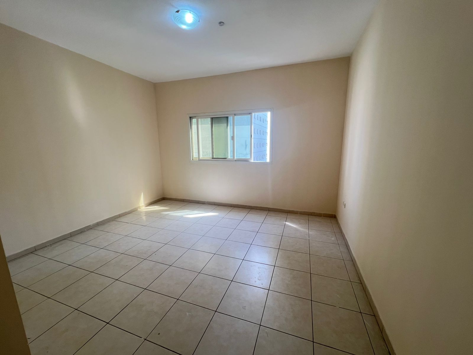 Two-bedroom apartment with a living room, central air conditioning, and a balcony with an open view. Spacious layout in a prime location, with flexibl