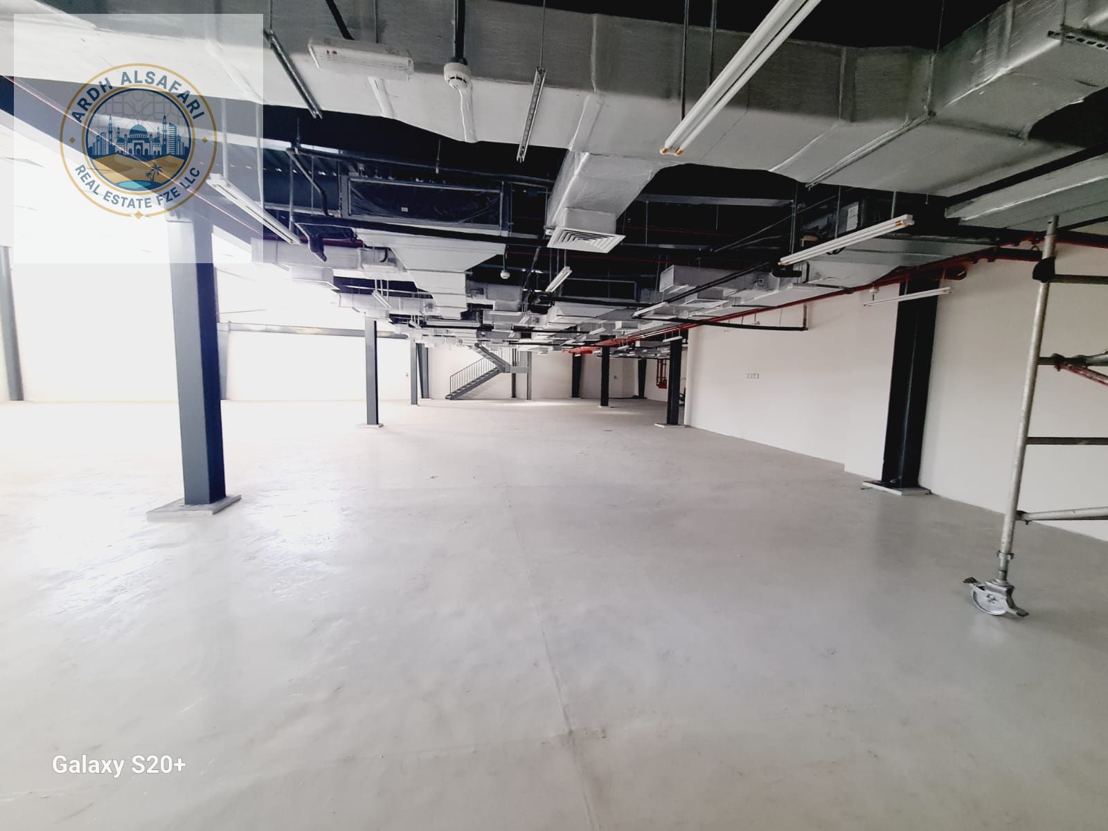 Spacious warehouse in Sharjah's industrial area. 14,600 sqft build-up, 50% mezzanine, 212kv power. 4 washrooms, 2 big gates, emergency exits. Ample pa