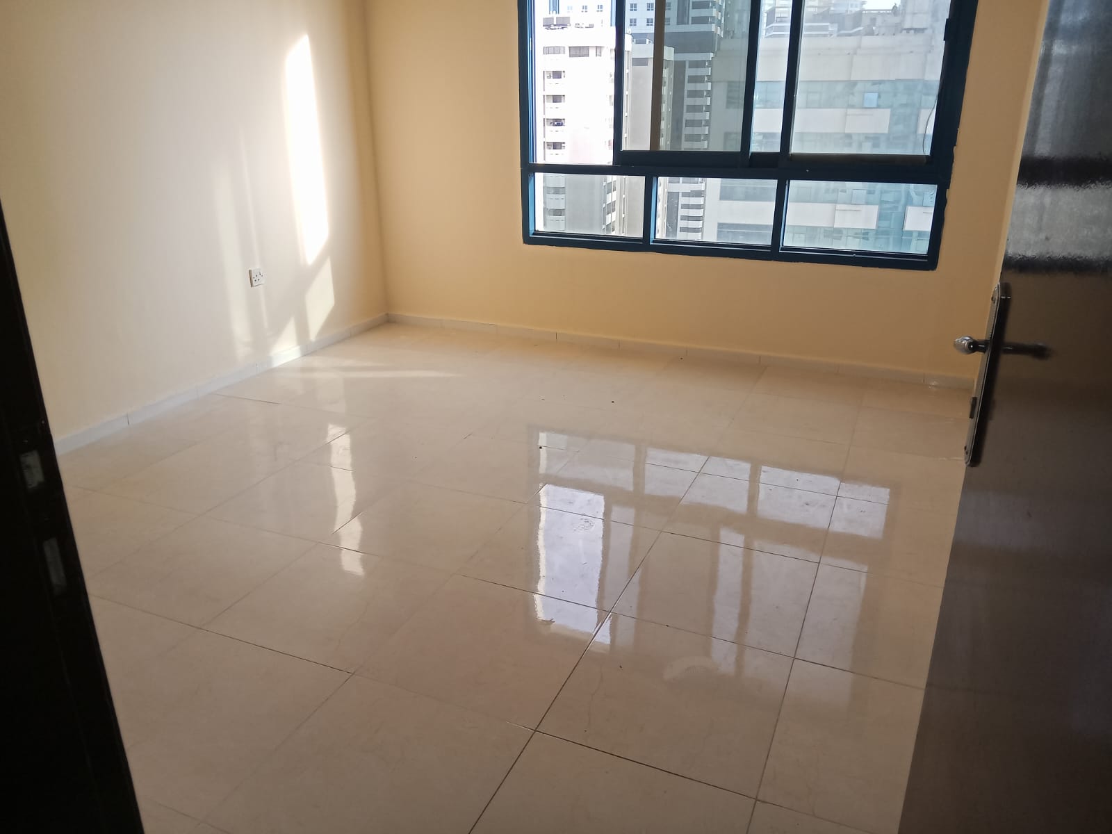 3BR apartment in Al Majaz 3 on the main road, overlooking Al Safiya Park, 3 bathrooms, 2 balconies, wardrobes, central AC.
