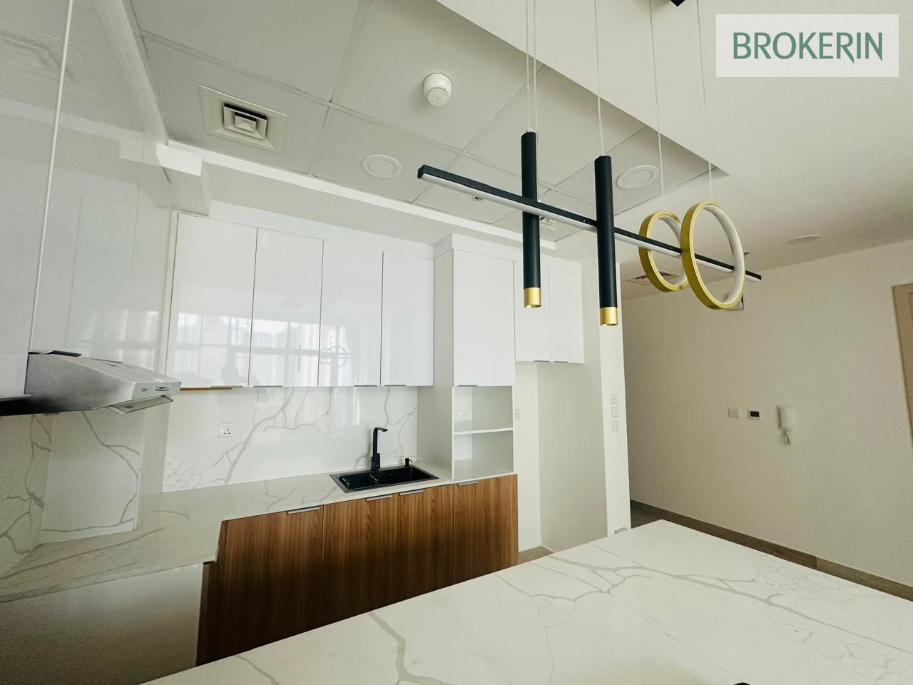 Light-Filled Modern Unit | Easy Access Area (JVC)