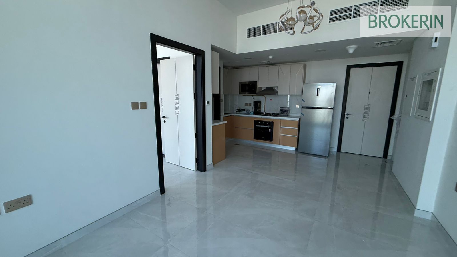 LOW PRICE | Spacious Bright Unit + Prime Location