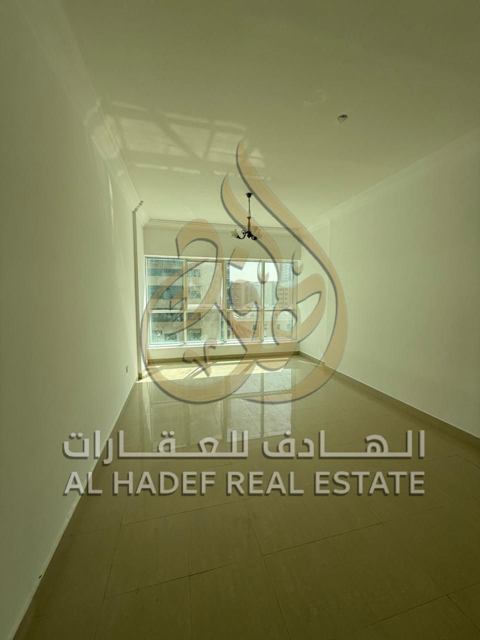 For rent in Sharjah - Al Taawun: One-bedroom apartment with a living room, two bathrooms, built-in wardrobes, and a full panoramic view.