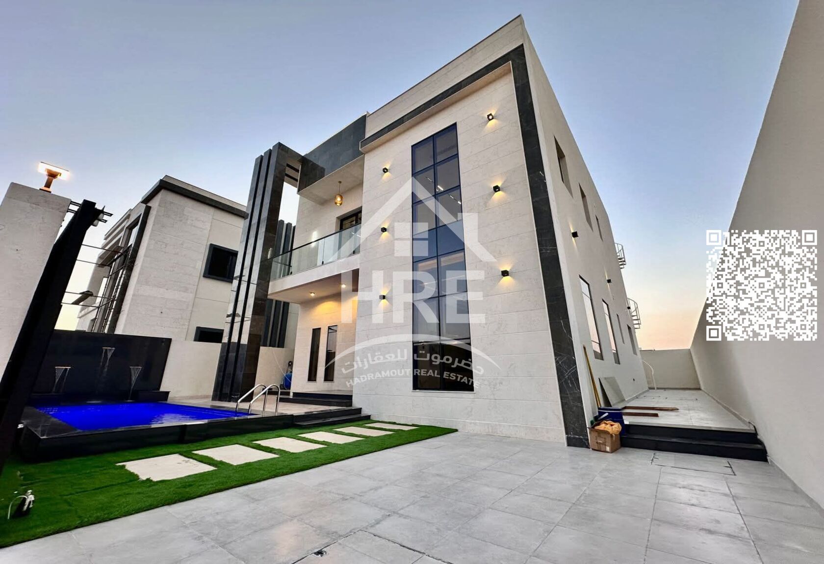 The luxury of the columns with a pool for perfect privacy