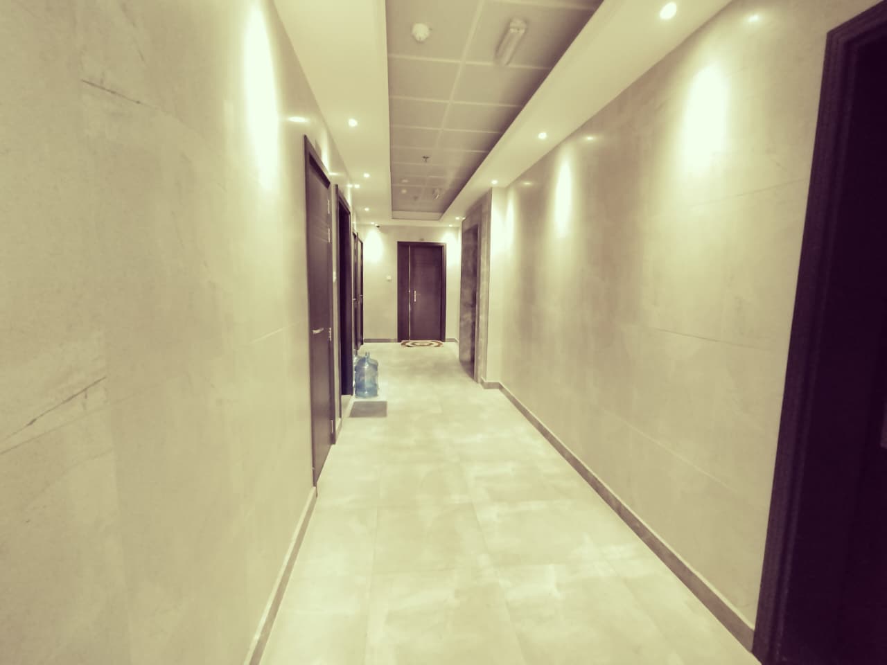 Two-bedroom apartment with a living room and a balcony, spacious and with a prime location near all services, available for annual rent.