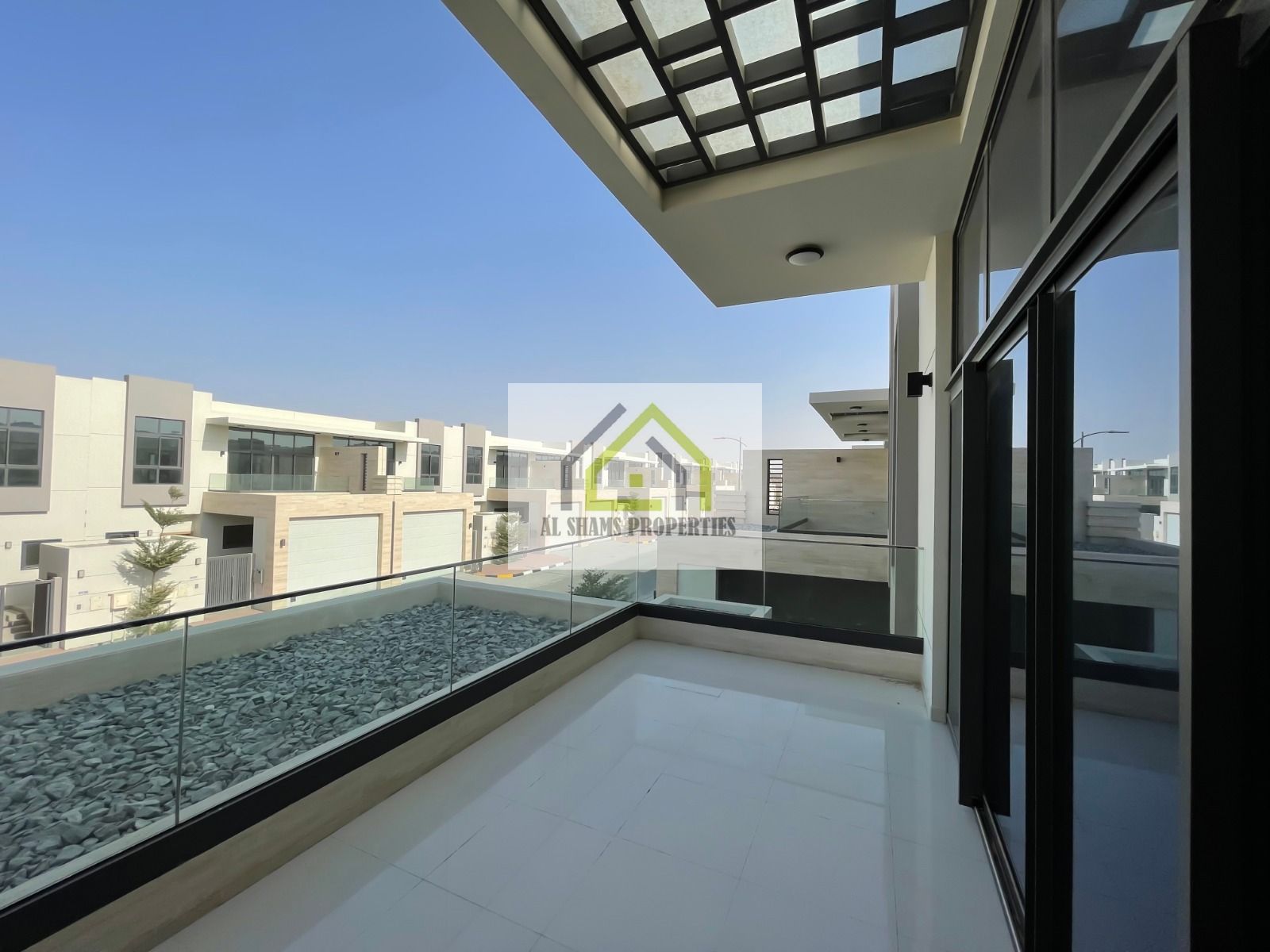 Luxurious 3BR Townhouse / 2 Master Rooms / 4 Covered Parkings
