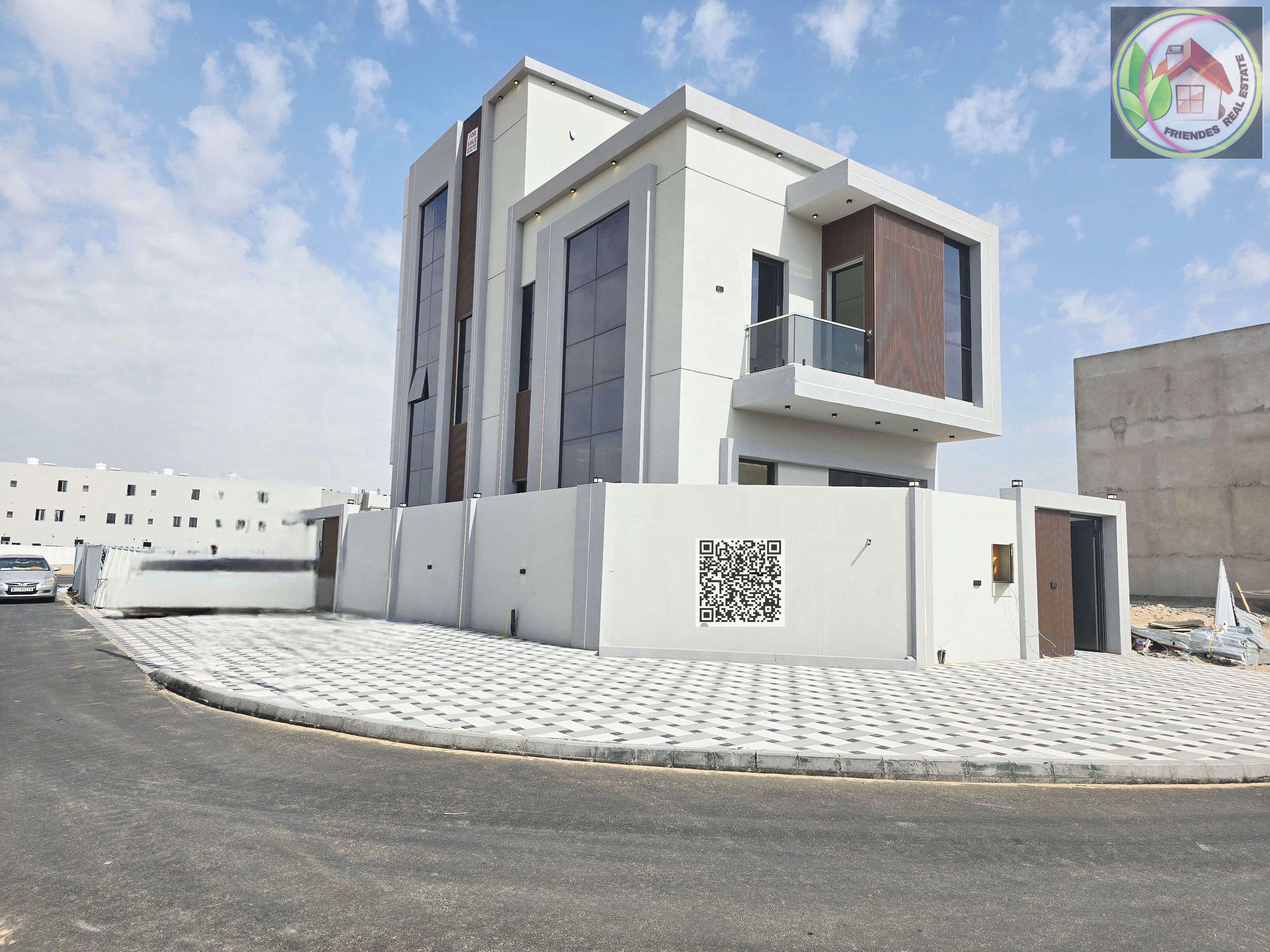 Modern villa for sale opposite the mosque. 3 floors, registration included.