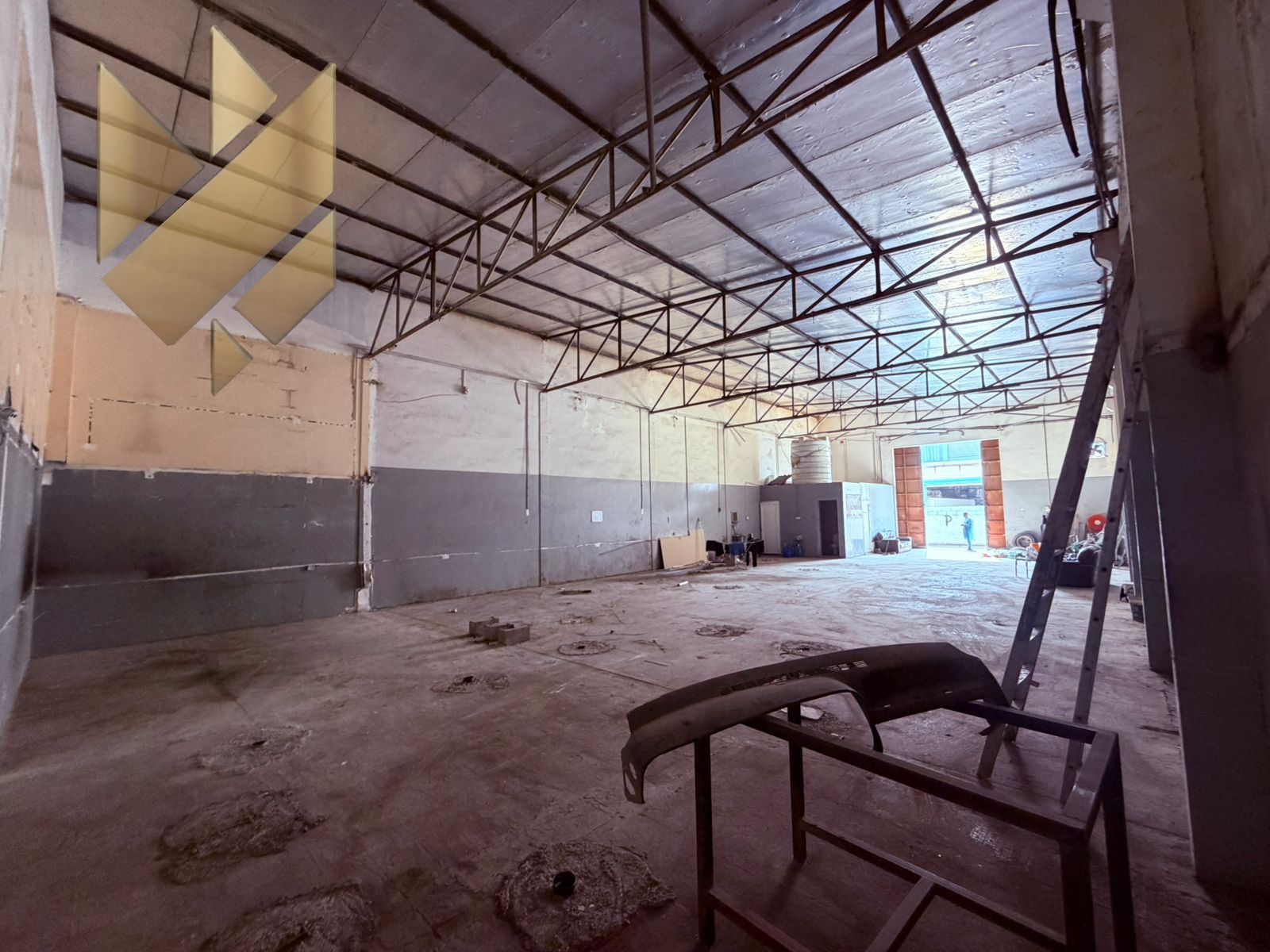 Garage 3,200 sq. ft. | 2 bathrooms | Office | Prime location | Suitable for any business activity