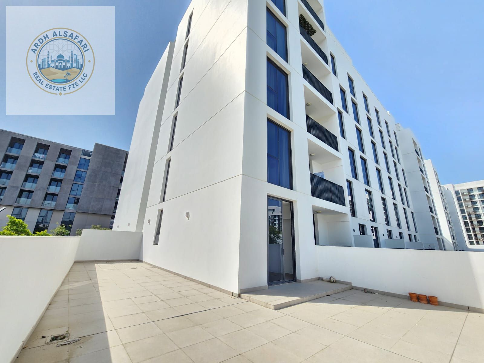 Spacious 2BHK with balcony, built-in wardrobes, and 2 modern bathrooms. Located in a vibrant community with 24/7 security and kids' play area.