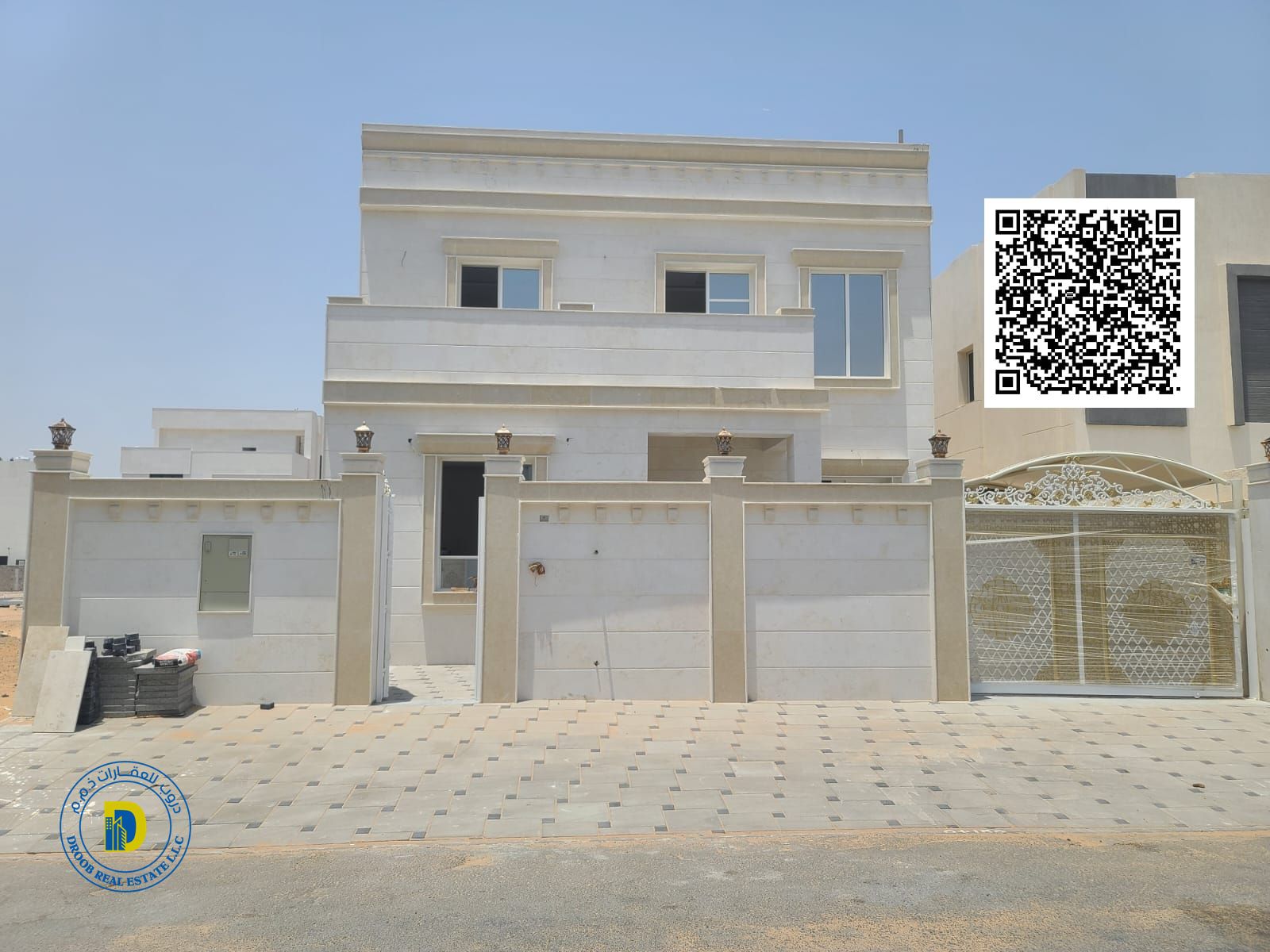 For those who appreciate luxury, the Zahia villa offers 4 bedrooms and a terrace in a prime location.